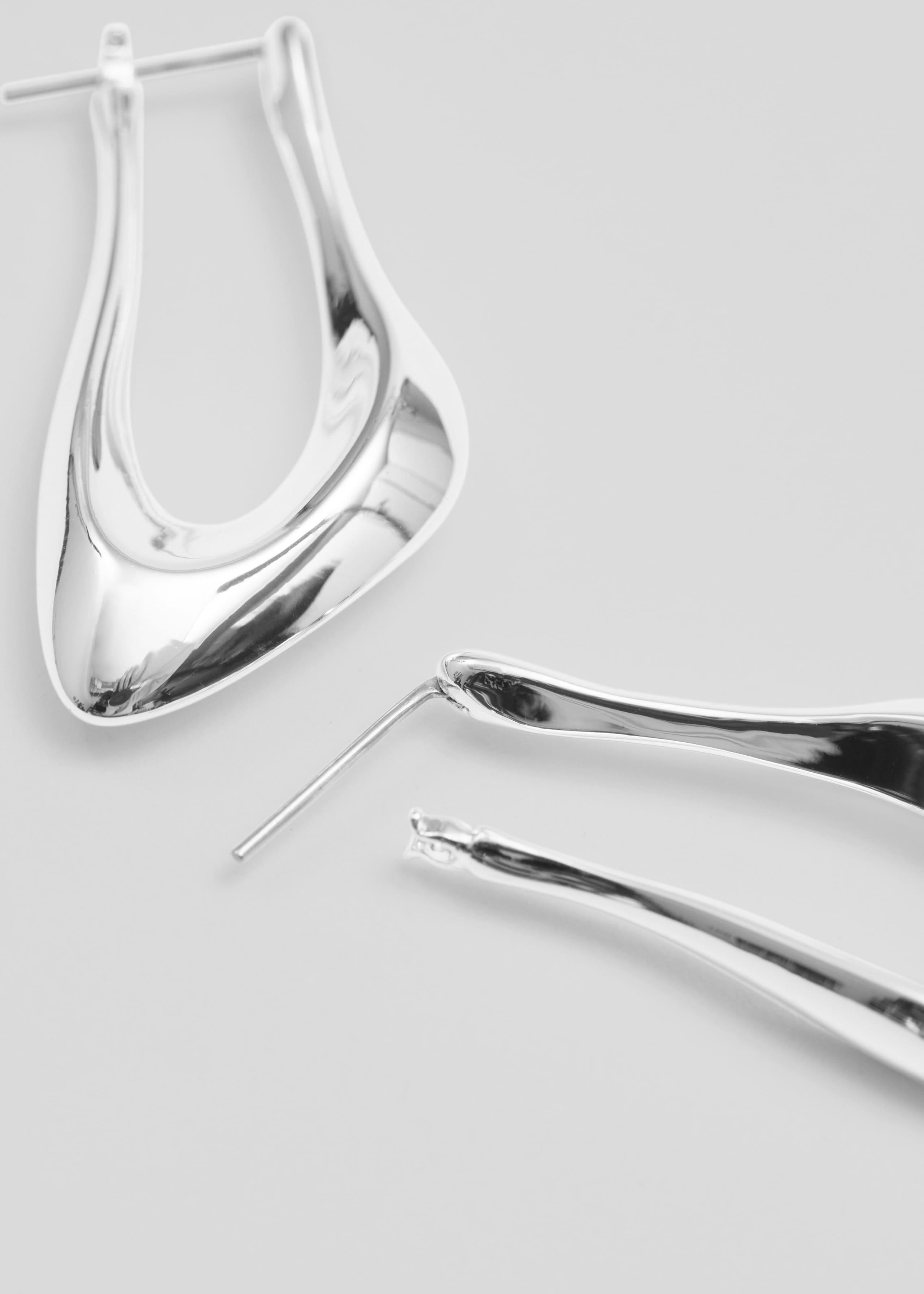 Creolen mit skulpturierter Form - {{variantName}} - Beschreibendes Detail