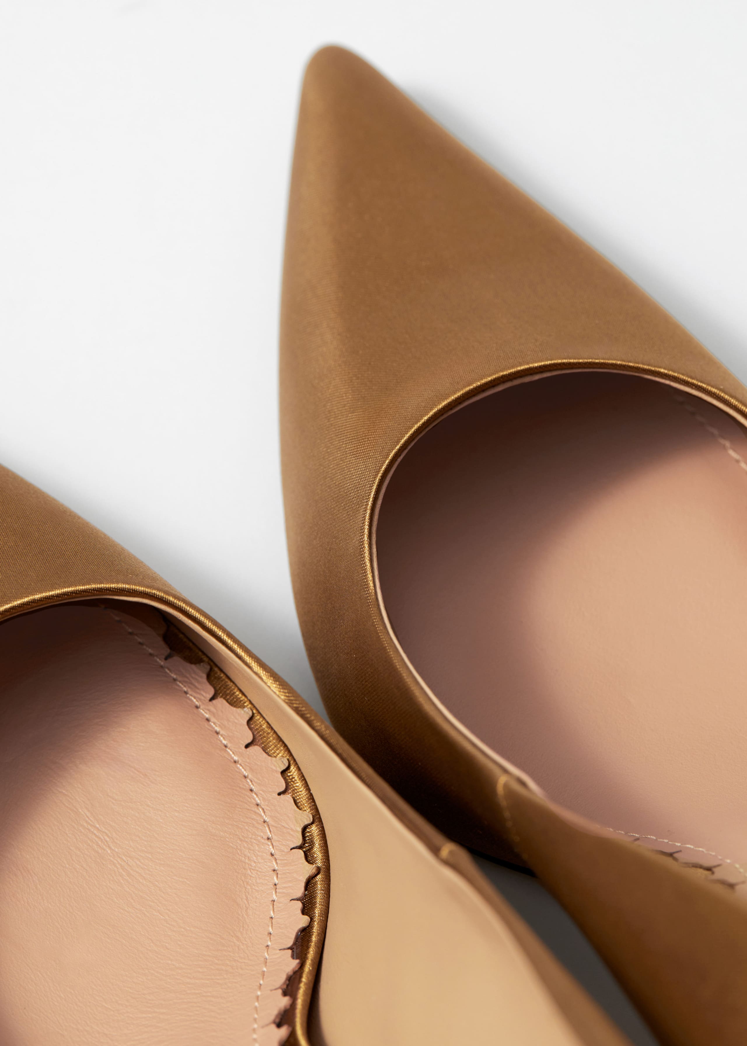 Satynowe czółenka z obcasem w kształcie kropli – {{variantName}} – Szczegół