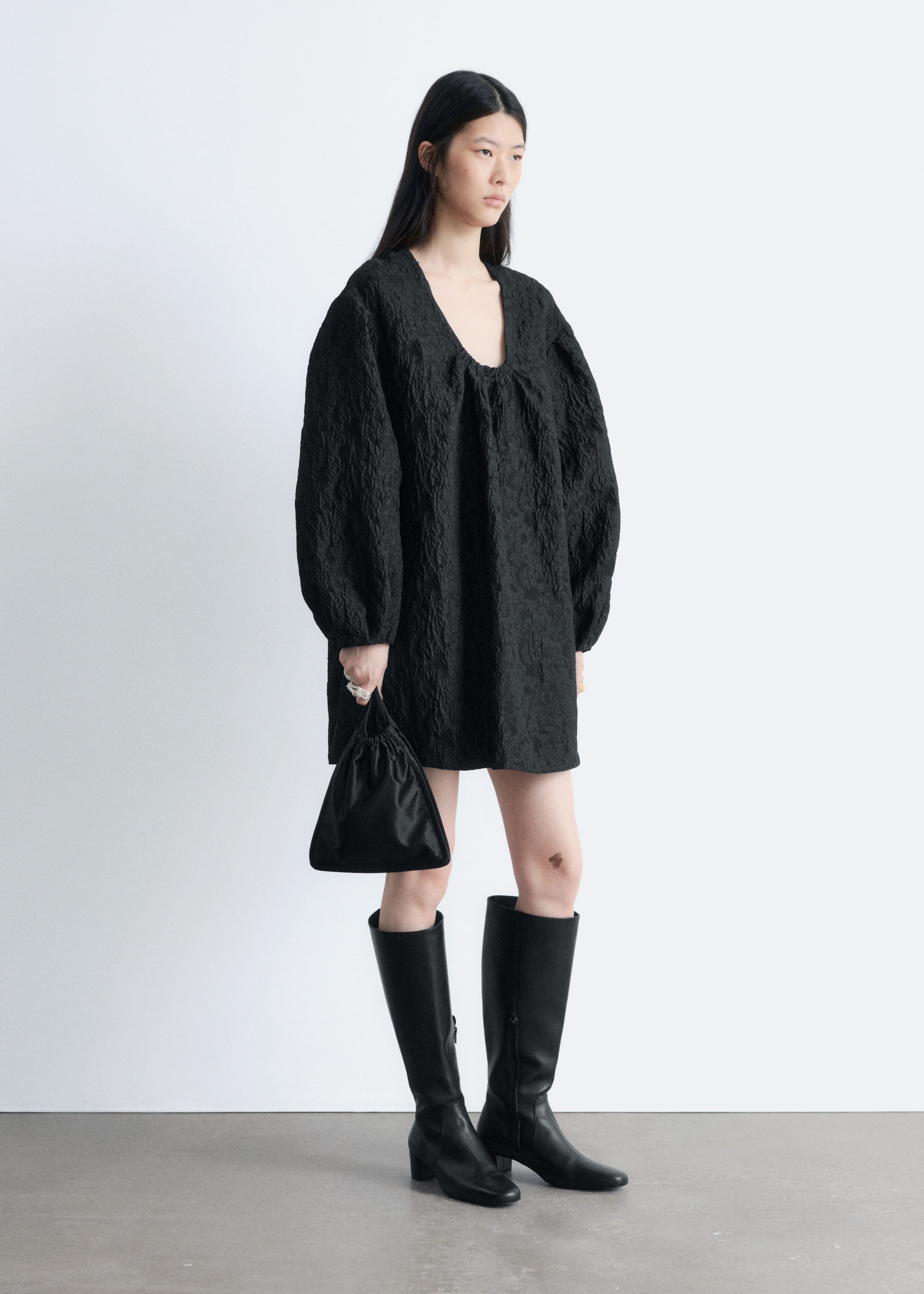 Robe courte en jacquard à nouer sur le devant - Noir - Lookbook