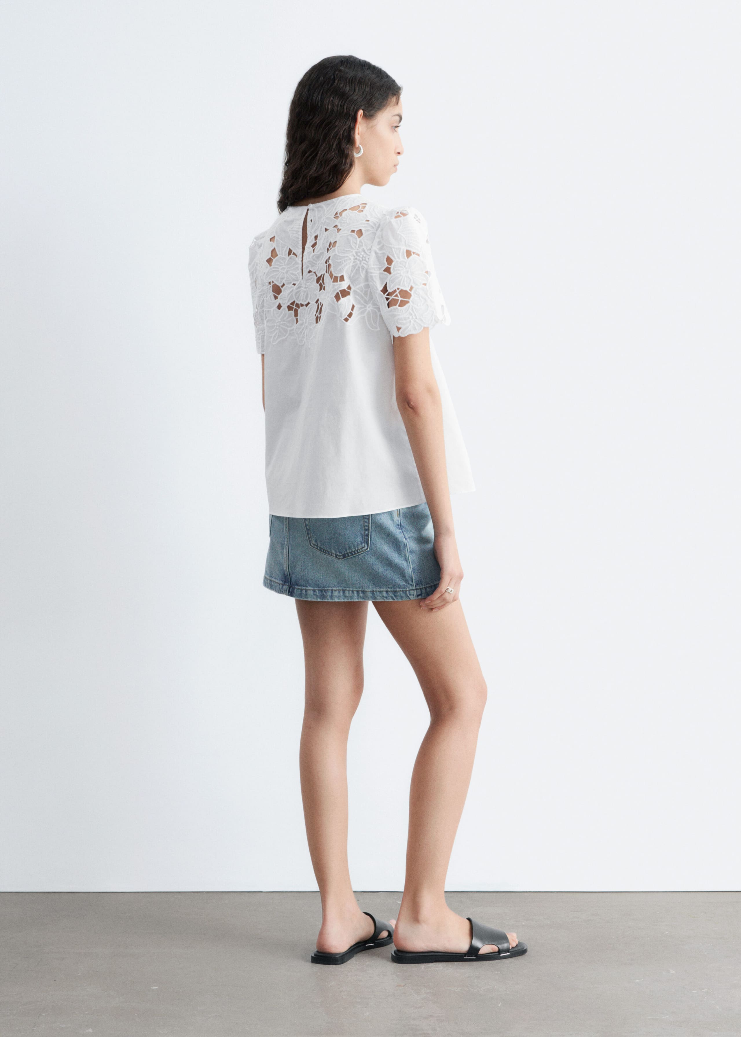 Image of Blusa a maniche corte con ricamo floreale