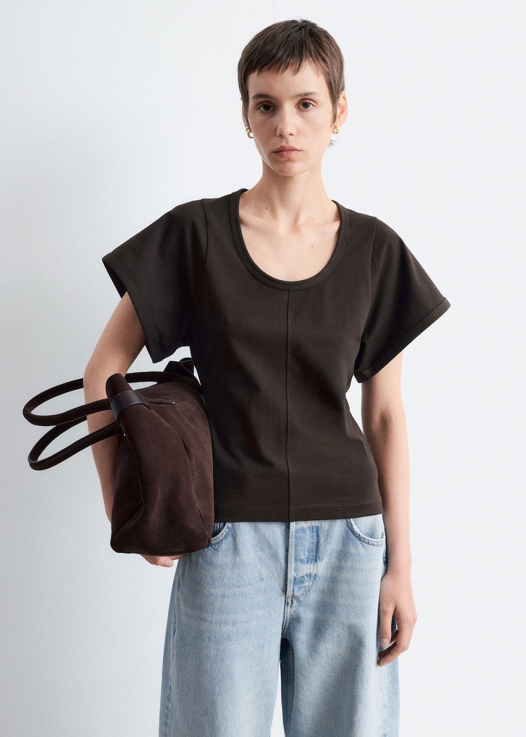 Image of T-shirt con ampia scollatura