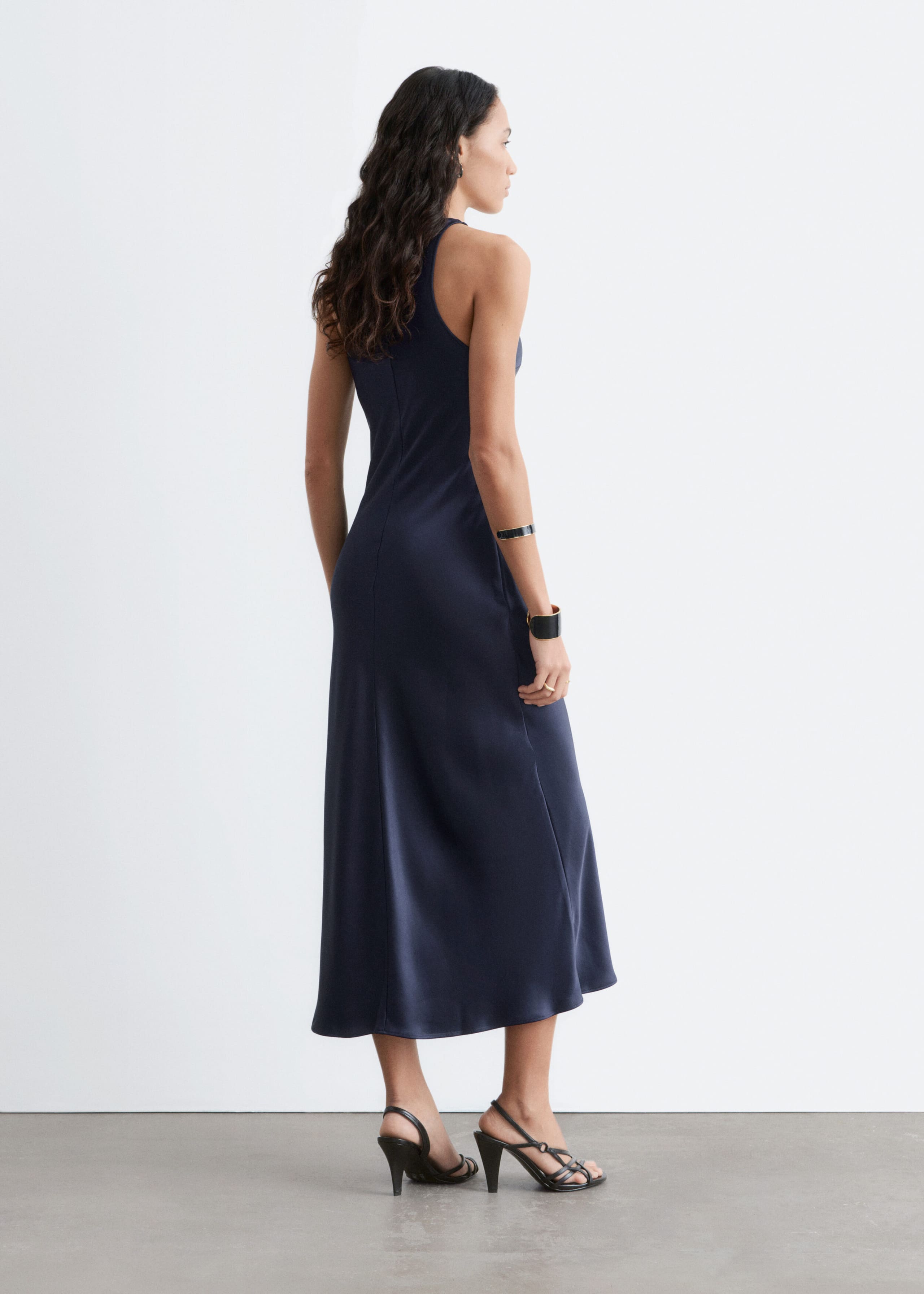 Ärmelloses Midikleid aus Satin - Rosa - Lookbook