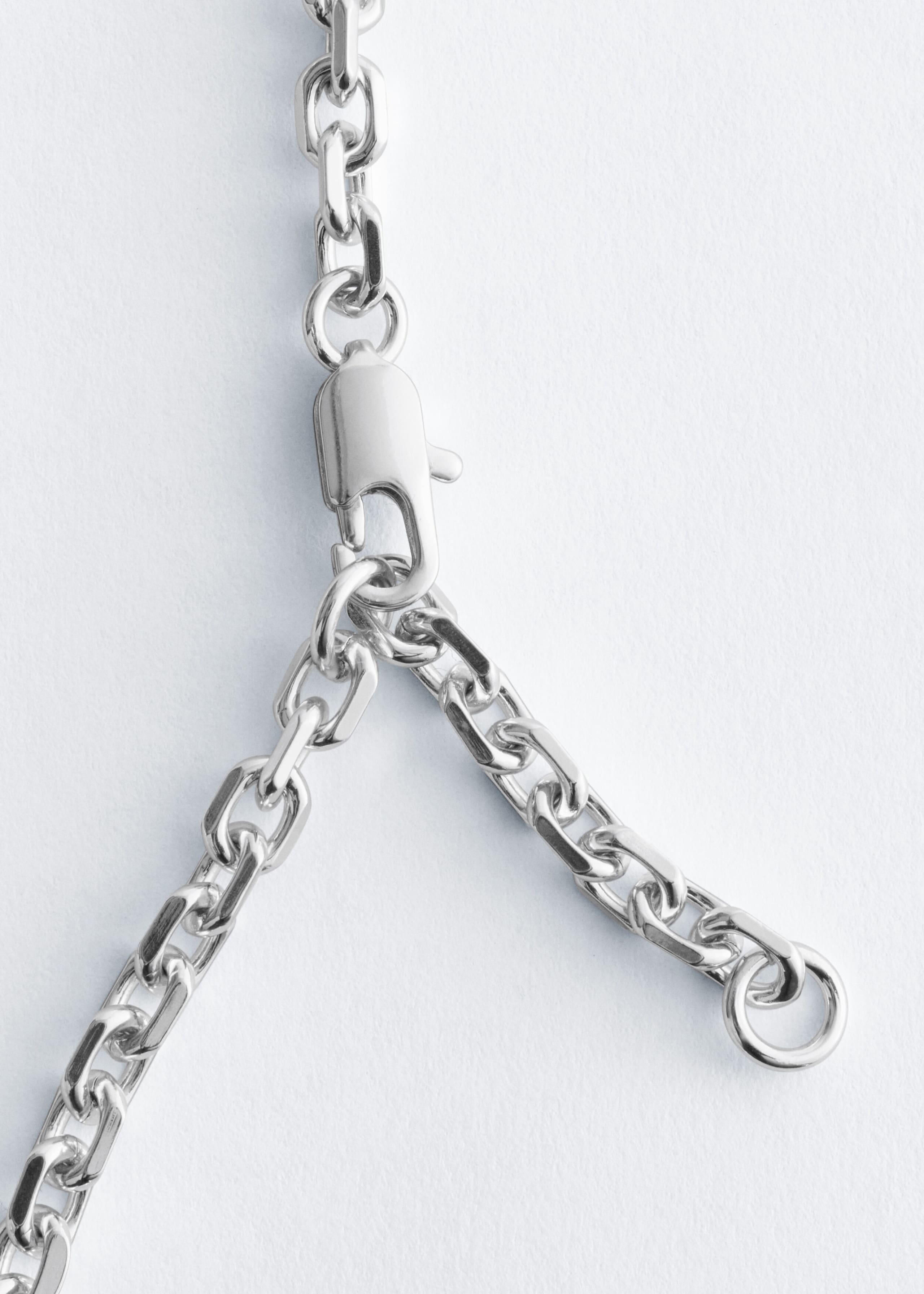 Twist-Detail Chain Necklace - {{variantName}} - Descriptive Detail