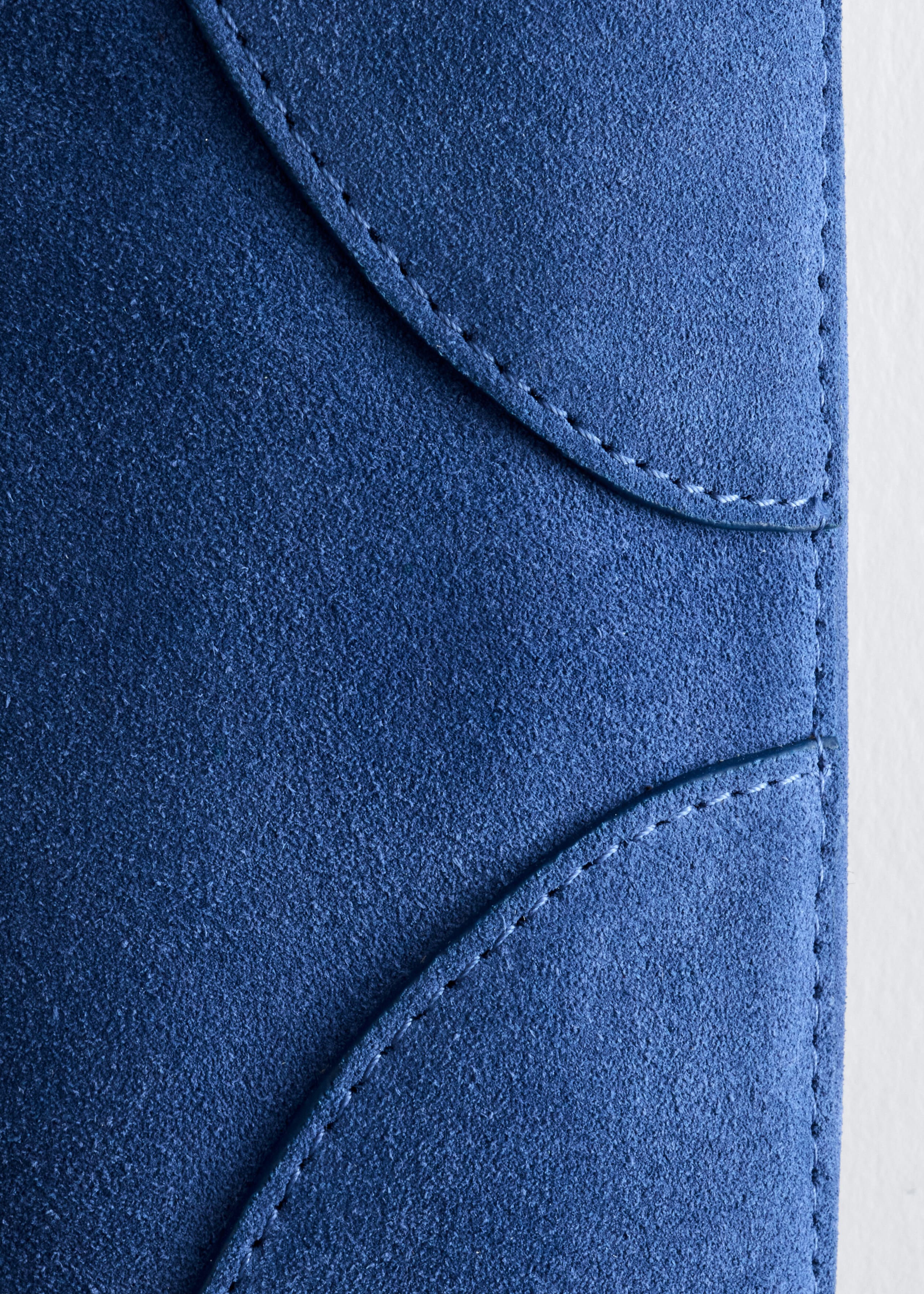 Schultertasche aus Spaltveloursleder - {{variantName}} - Beschreibendes Detail