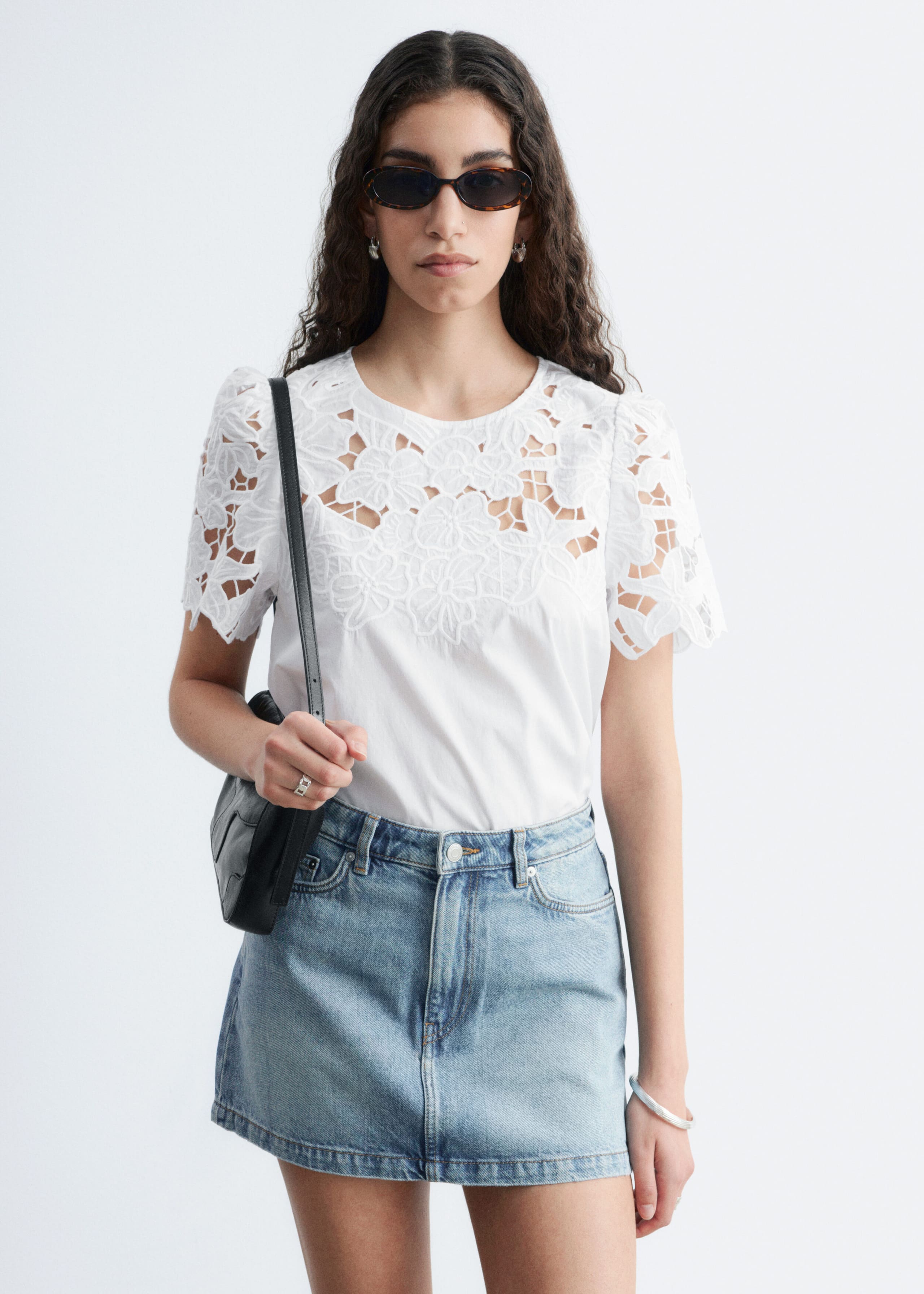 Image of Blusa a maniche corte con ricamo floreale