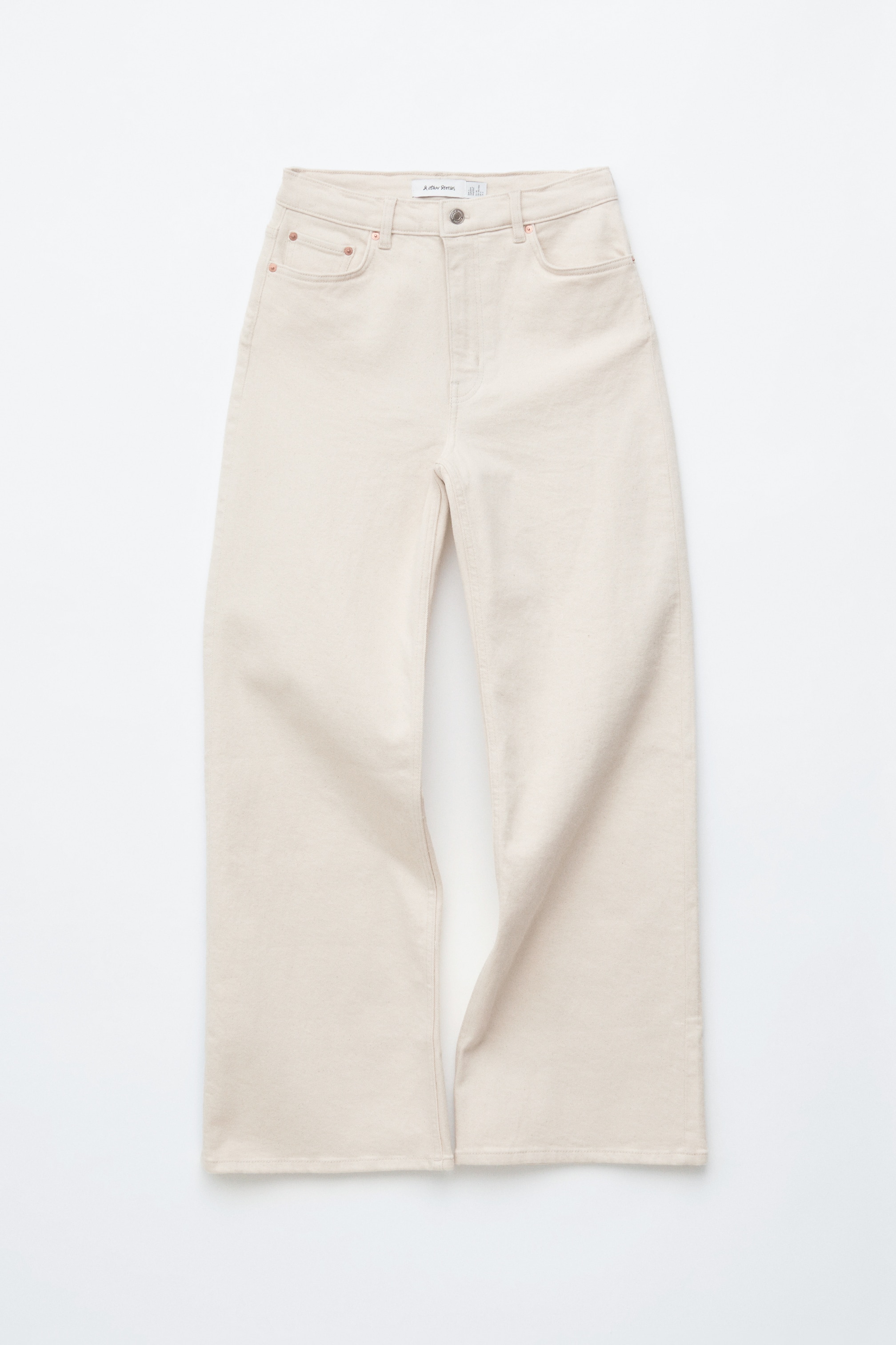 Ver imagem maior: Os jeans de cintura alta em bege claro são apresentados de frente, com pernas longas e largas, um design clássico de 5 bolsos e um fecho de correr e botão visíveis.