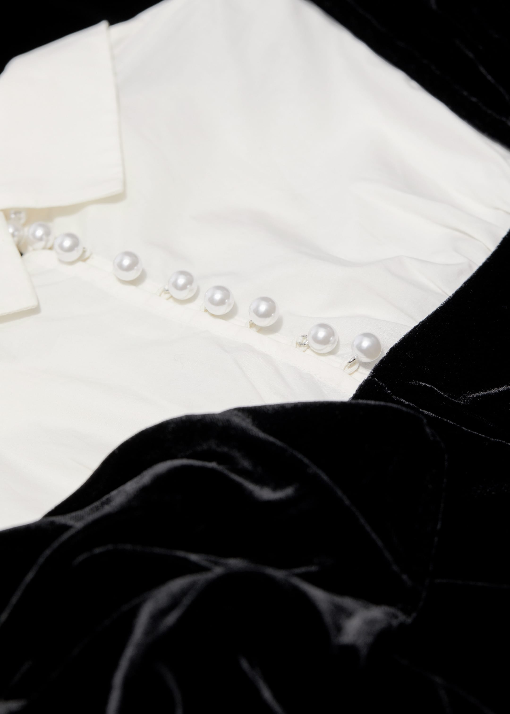 Größeres Bild ansehen: Samt-Minikleid mit Kragen - Schwarz - Ladies | H&M DE 2