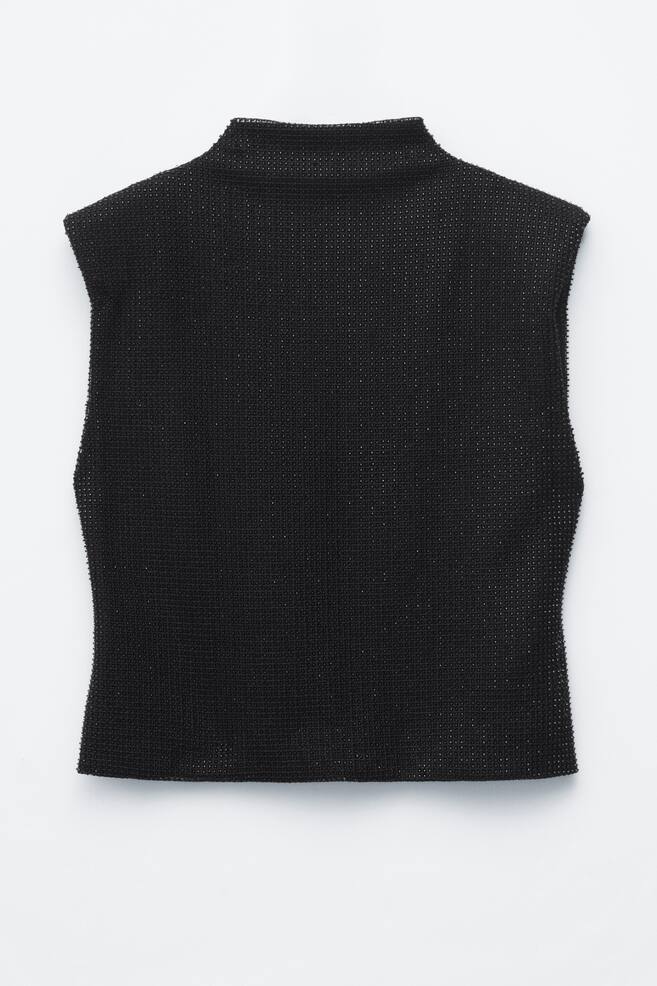 Ein schwarzes Ã¤rmelloses Mesh-Top liegt flach und von vorn sichtbar, mit angesetztem Rollkragen und strukturierten, gepolsterten Schultern. Das Top ist aus einem strukturierten, gitterartigen Mesh-Gewebe gefertigt. - 1