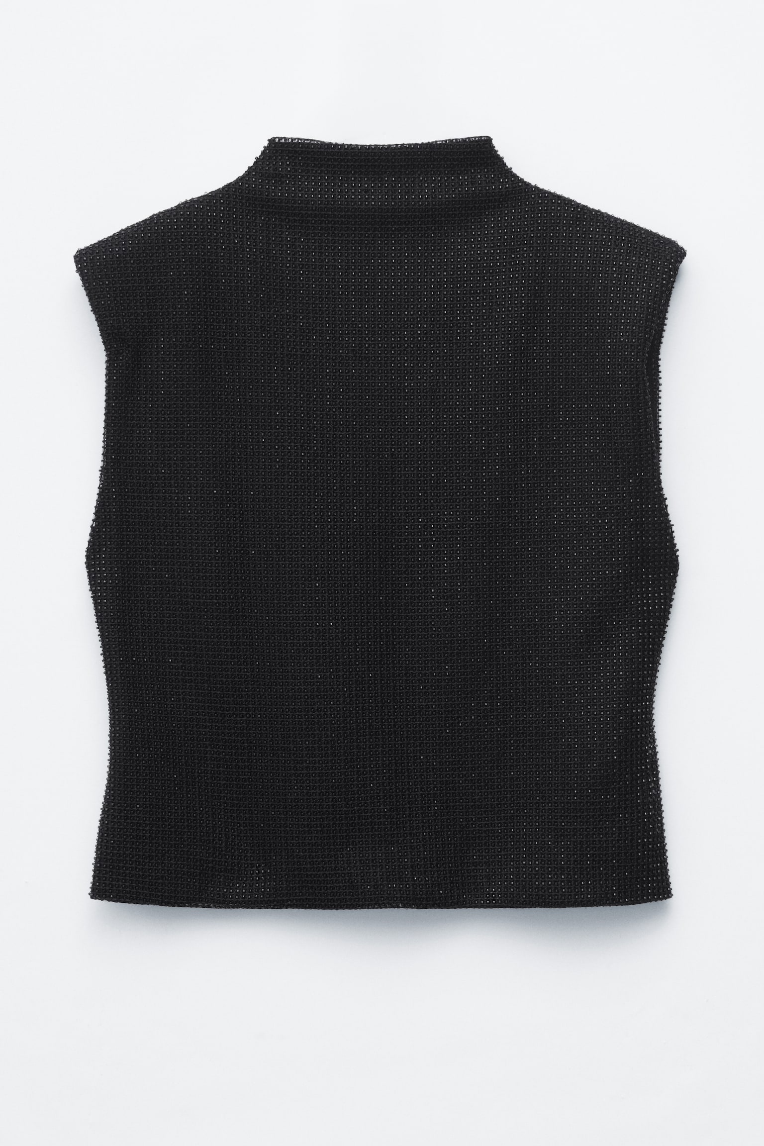 En svart ärmlös mesh-topp ligger platt, vänd framåt, med en integrerad polokrage och strukturerade, vadderade axlar. Toppen är tillverkad av ett strukturerat meshmaterial med rutmönster.