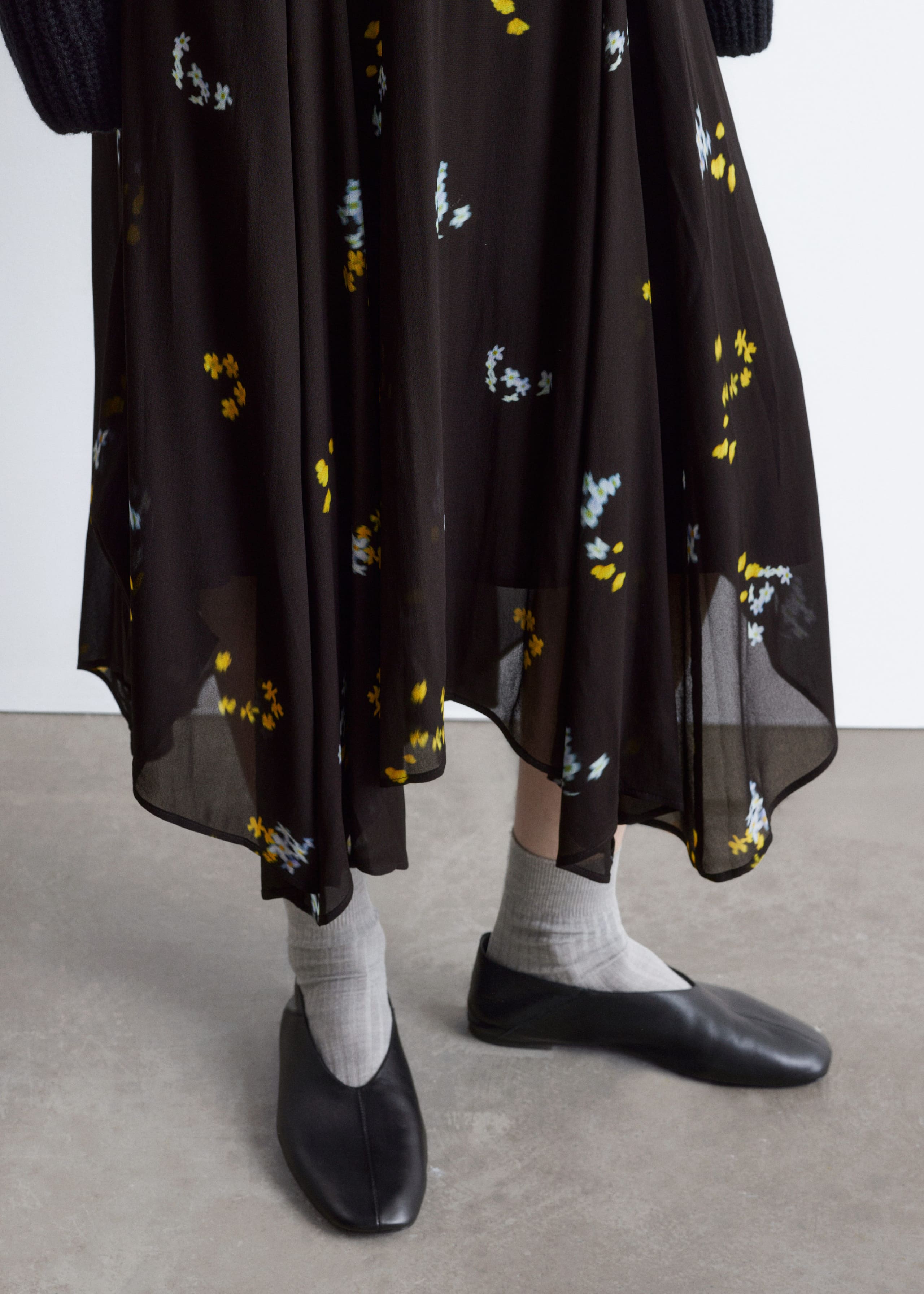 Jupe midi asymétrique - Noir à motif fleuri - Lookbook