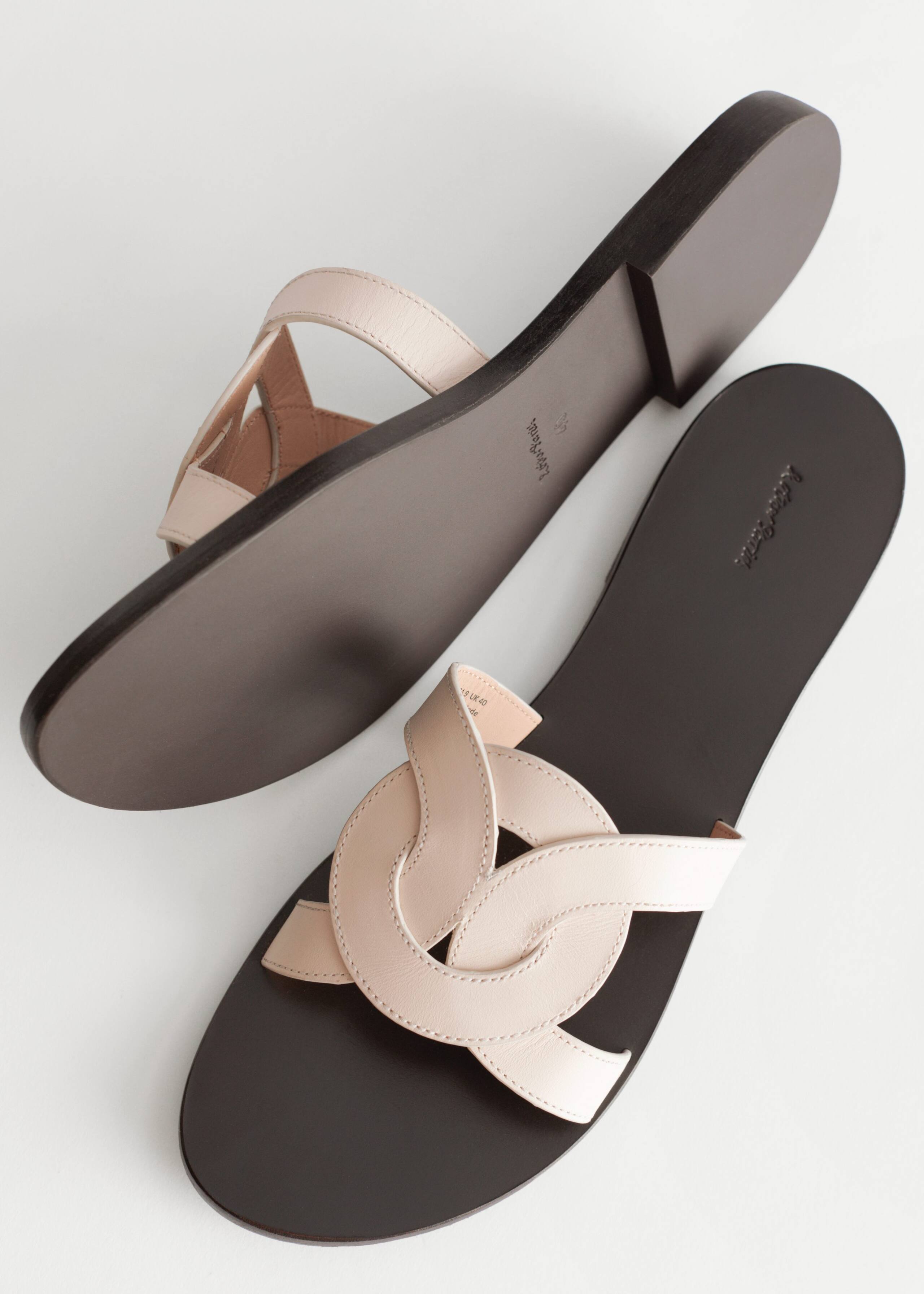WovenLeatherSandals - {{variantName}} - Detalle descriptivo