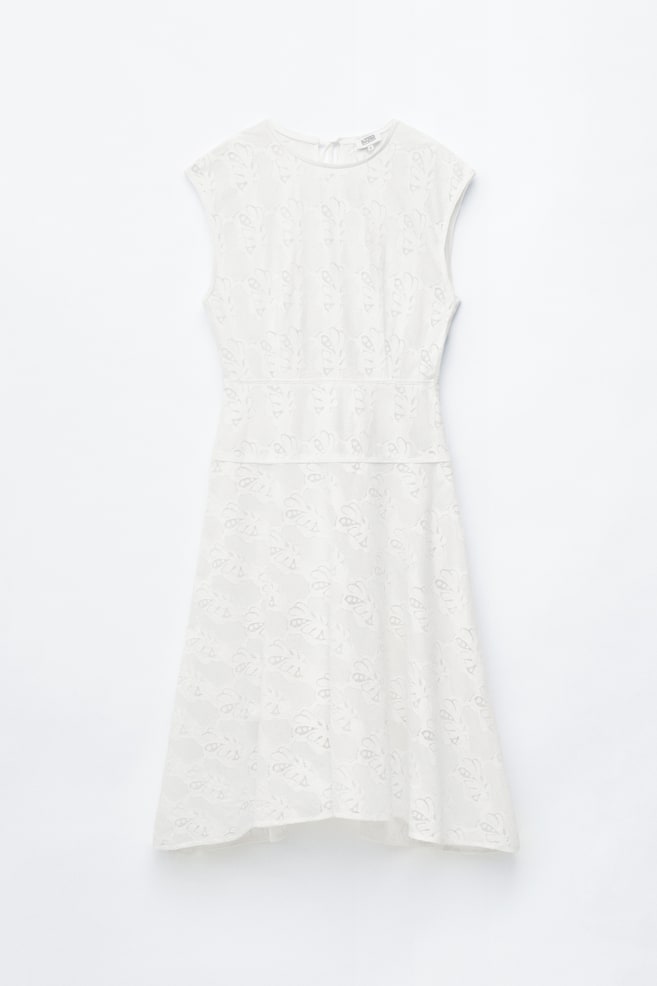 Schräg geschnittenes Midikleid mit Spitze - Weiß - 1