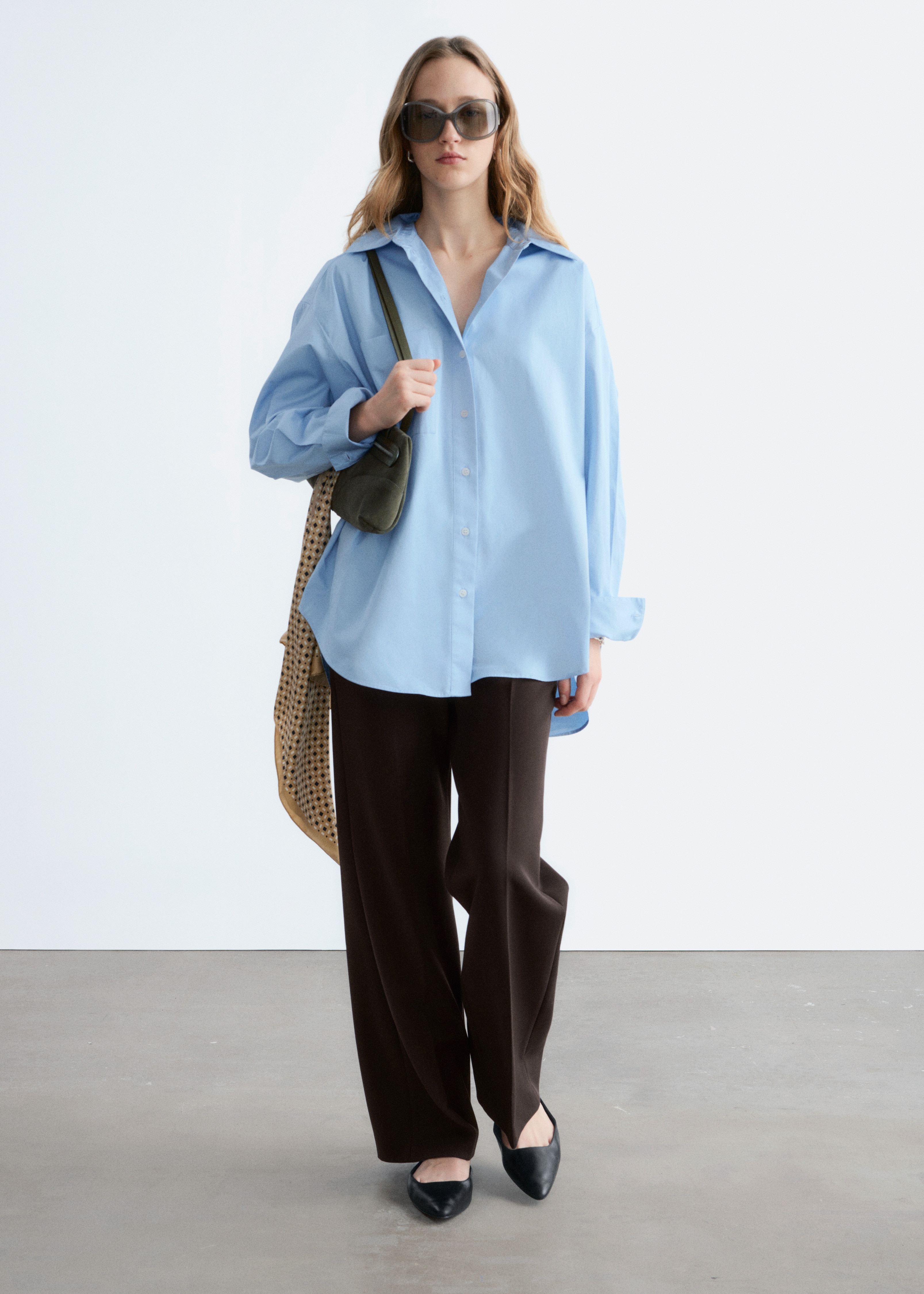 Broek met rechte pijpen en persvouwen