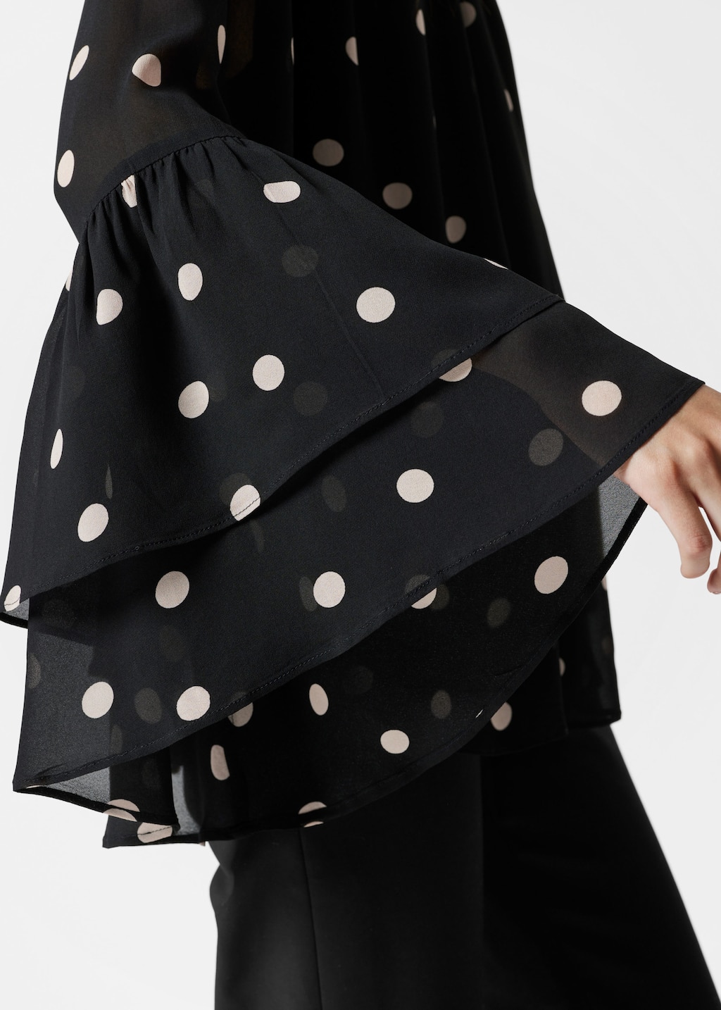 Image of Blusa con balze e colletto alla coreana