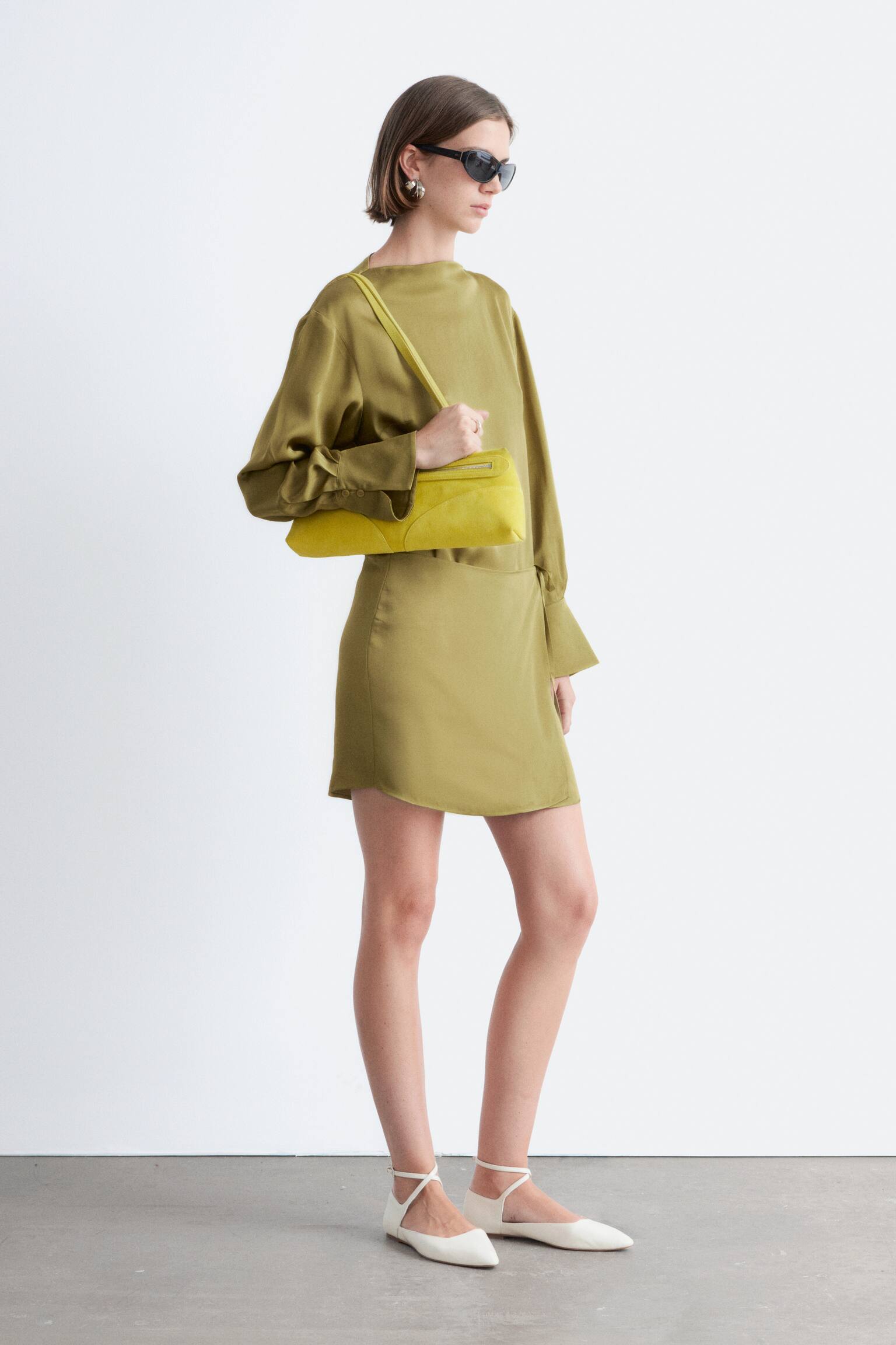 Minikjole i satin med bindebånd - Grøn/Mørkebrun/hvide prikker - 8