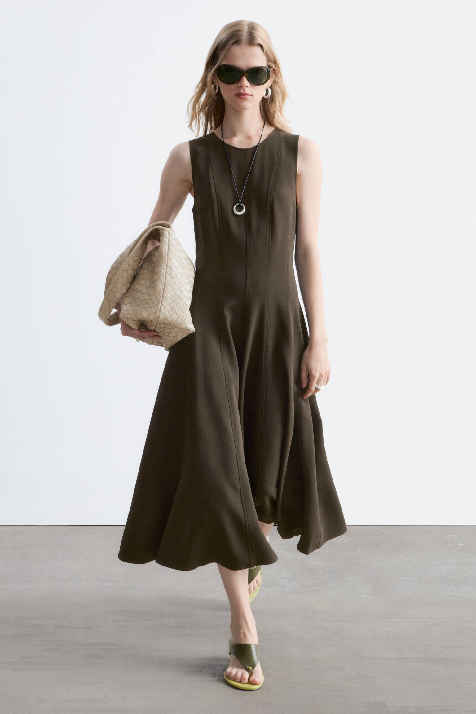 Midikleid mit vertikaler Schnittlinie - Dunkelbraun - 1