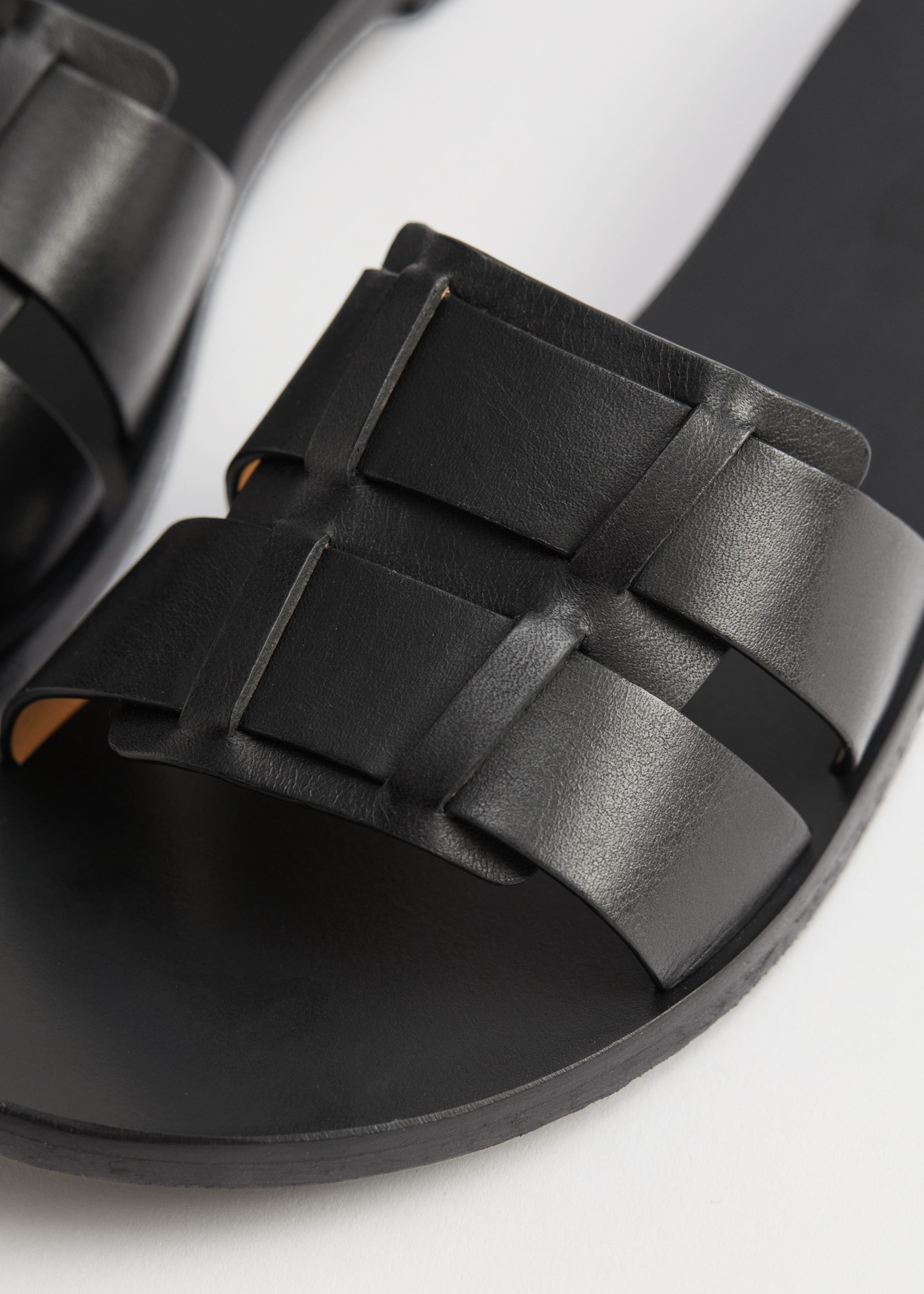 Duo Strap Leather Sandals - {{variantName}} - Detalle descriptivo