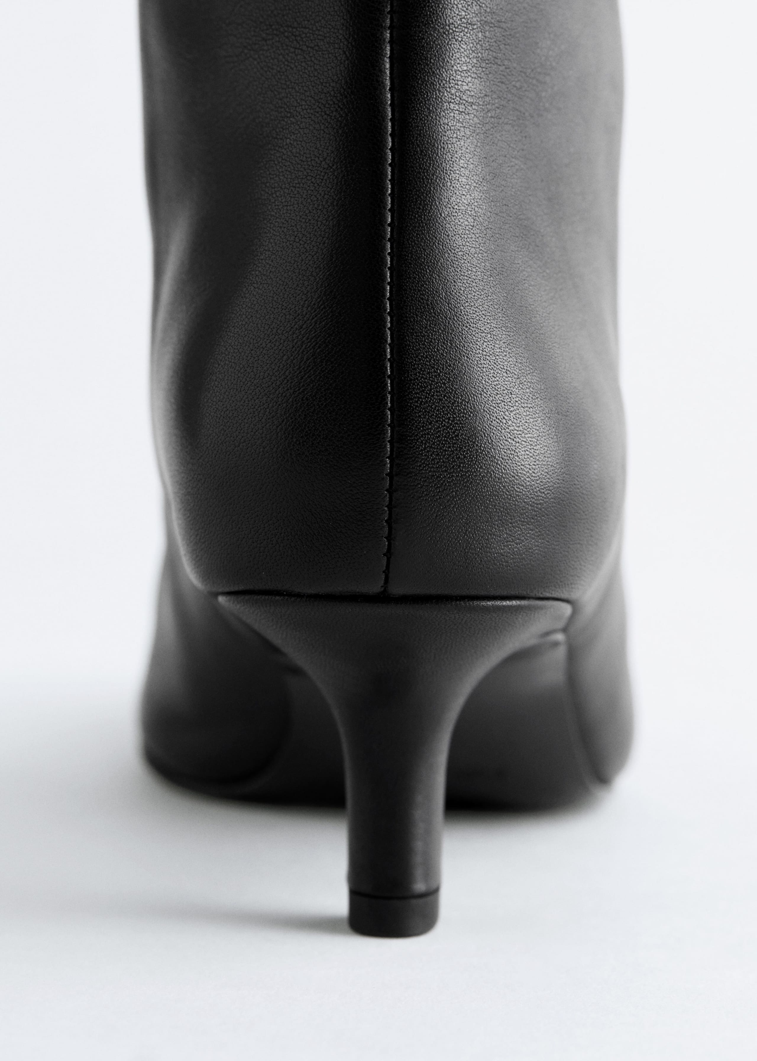 Image of Kniehohe Lederstiefel mit Kitten-Heel