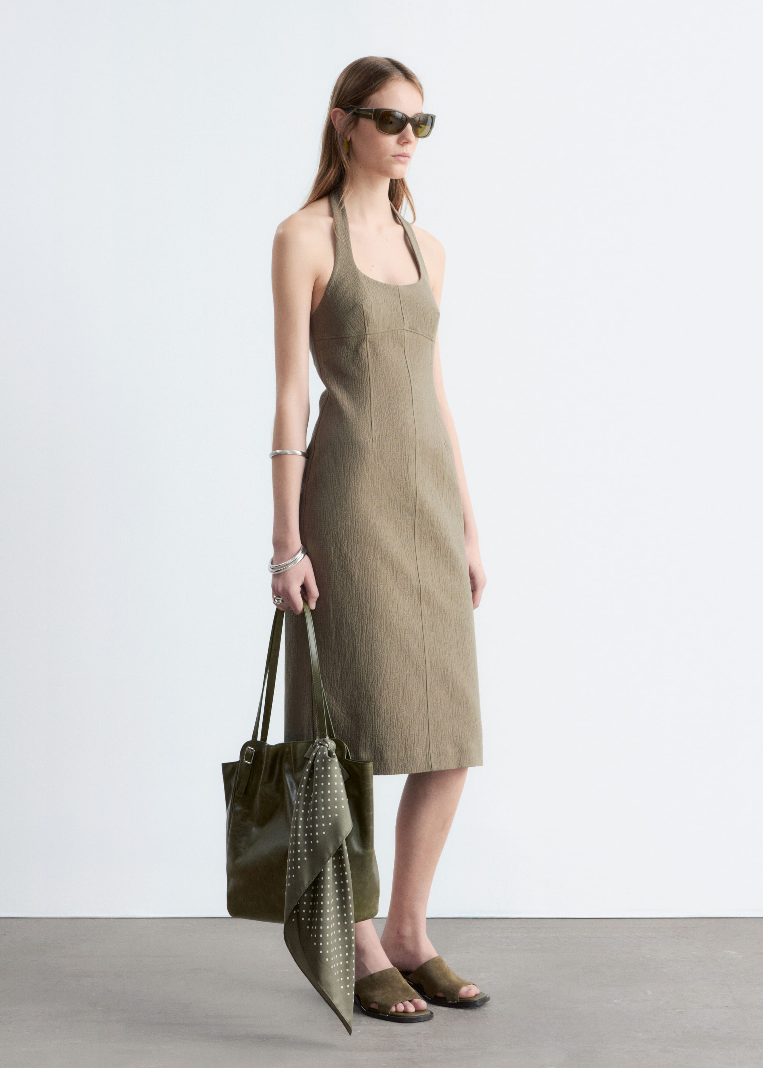 Image of Vestido midi con cuello halter