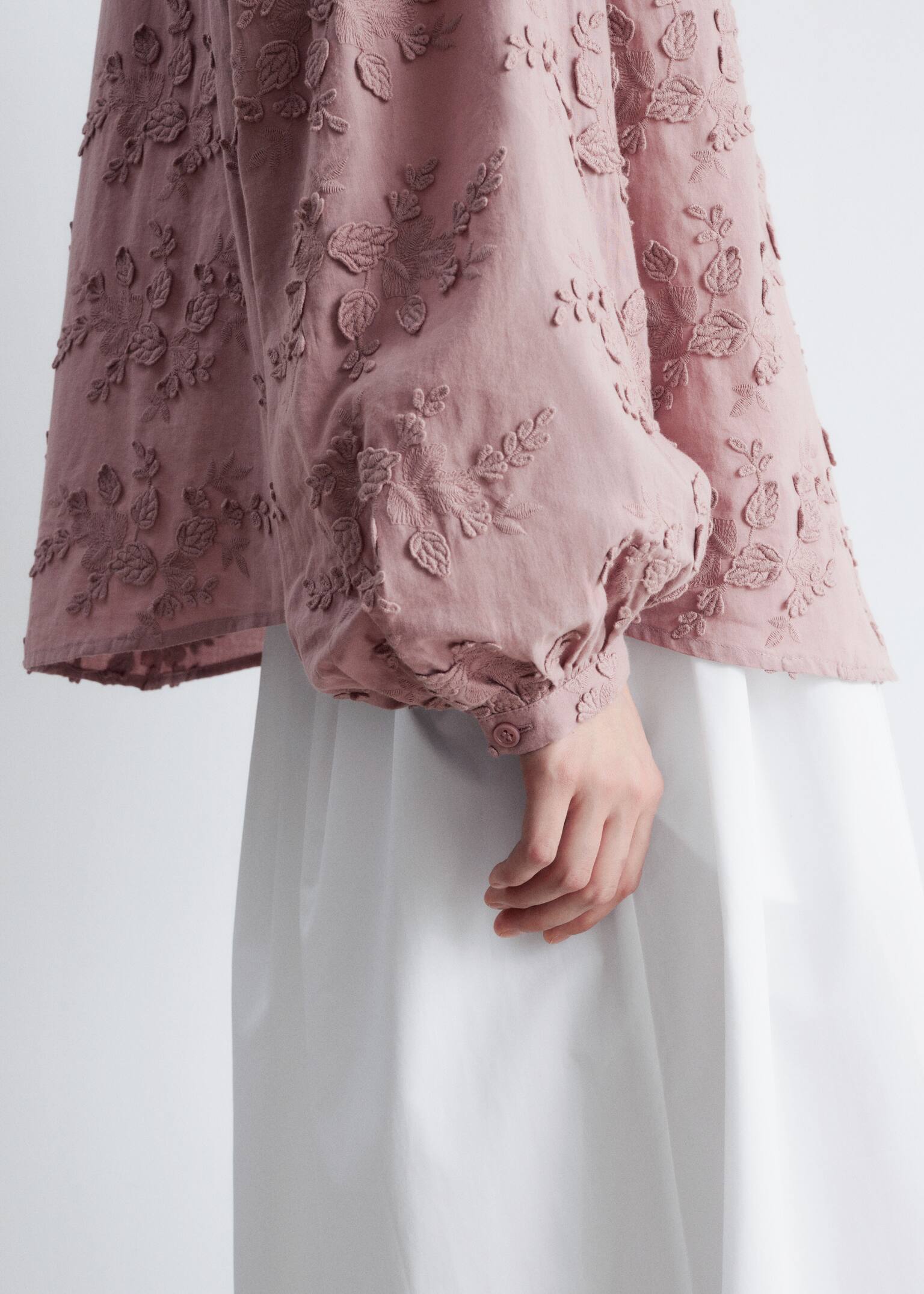 Volumineuze blouse met bloemapplicatie - Poederroze borduursel/Donkerrood/Petrol/Wit - 6