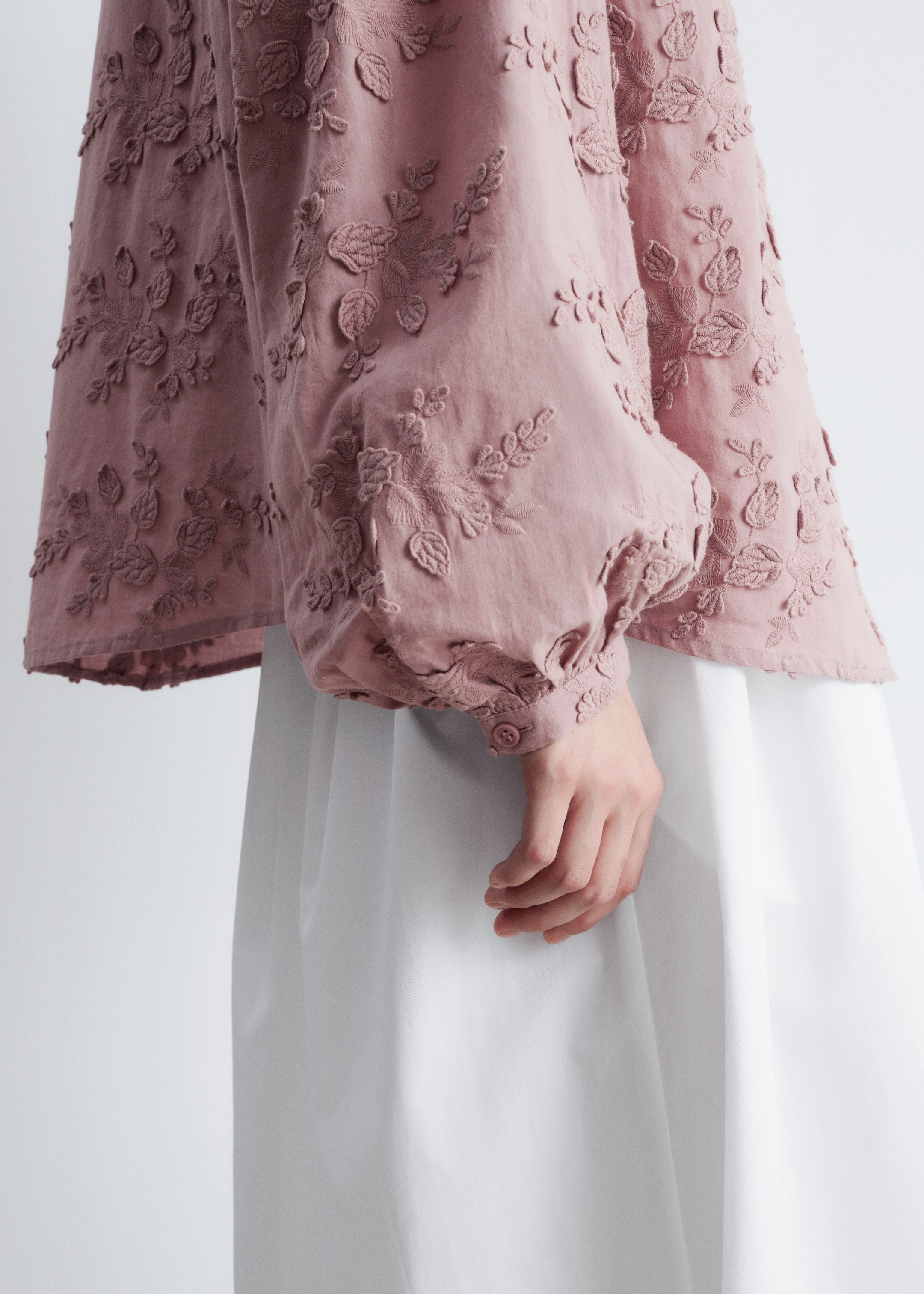 Größeres Bild anzeigen: Voluminöse Bluse mit Blumenapplikation - Altrosa Stickerei - Ladies | H&M AT 5