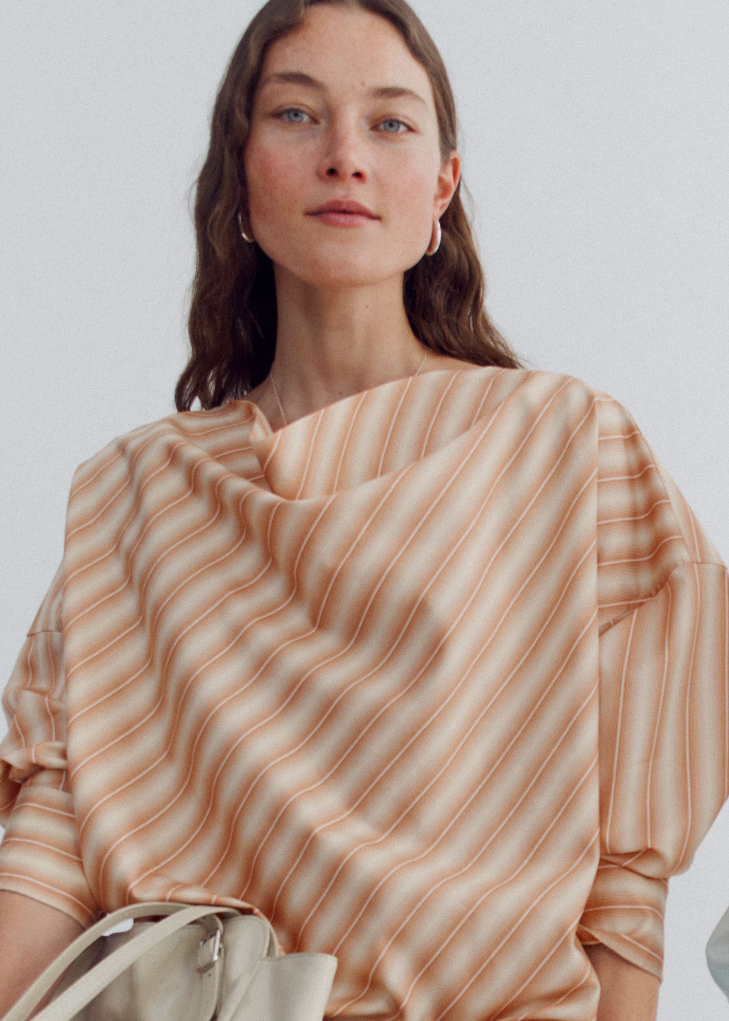 Image of Blouse rayée à col bénitier