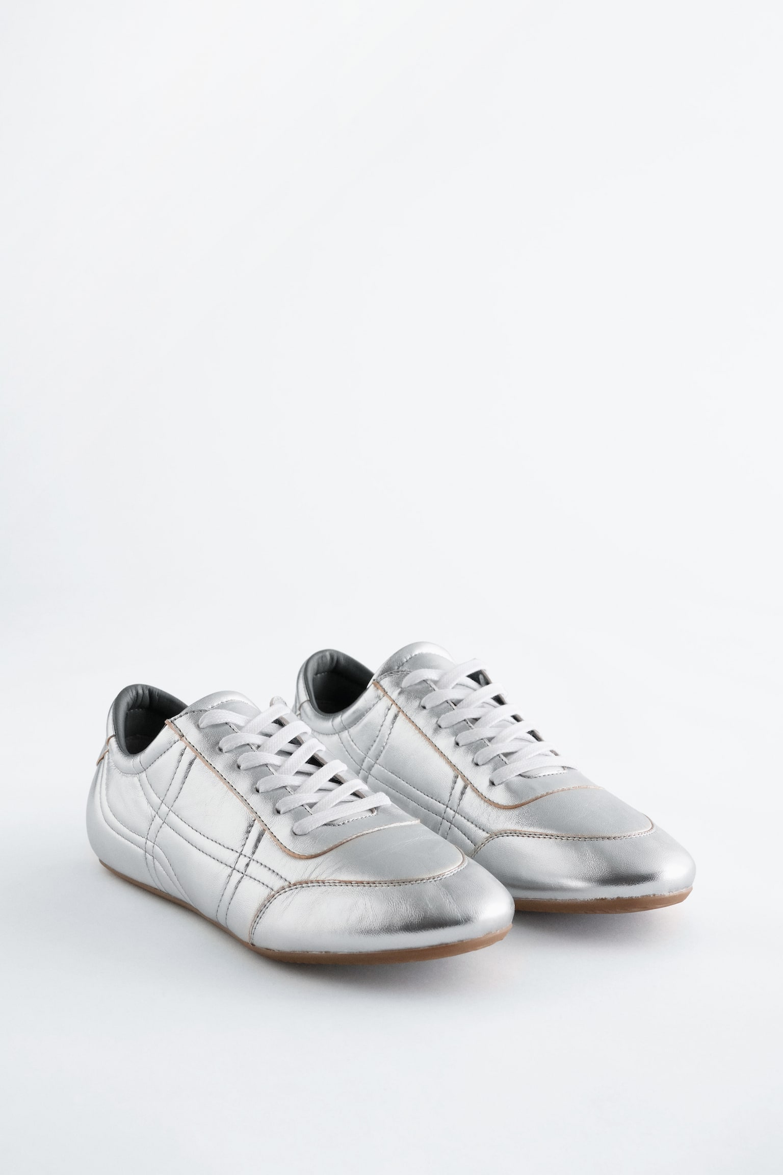 Minimalistische Sneaker aus Leder - Silber - 3