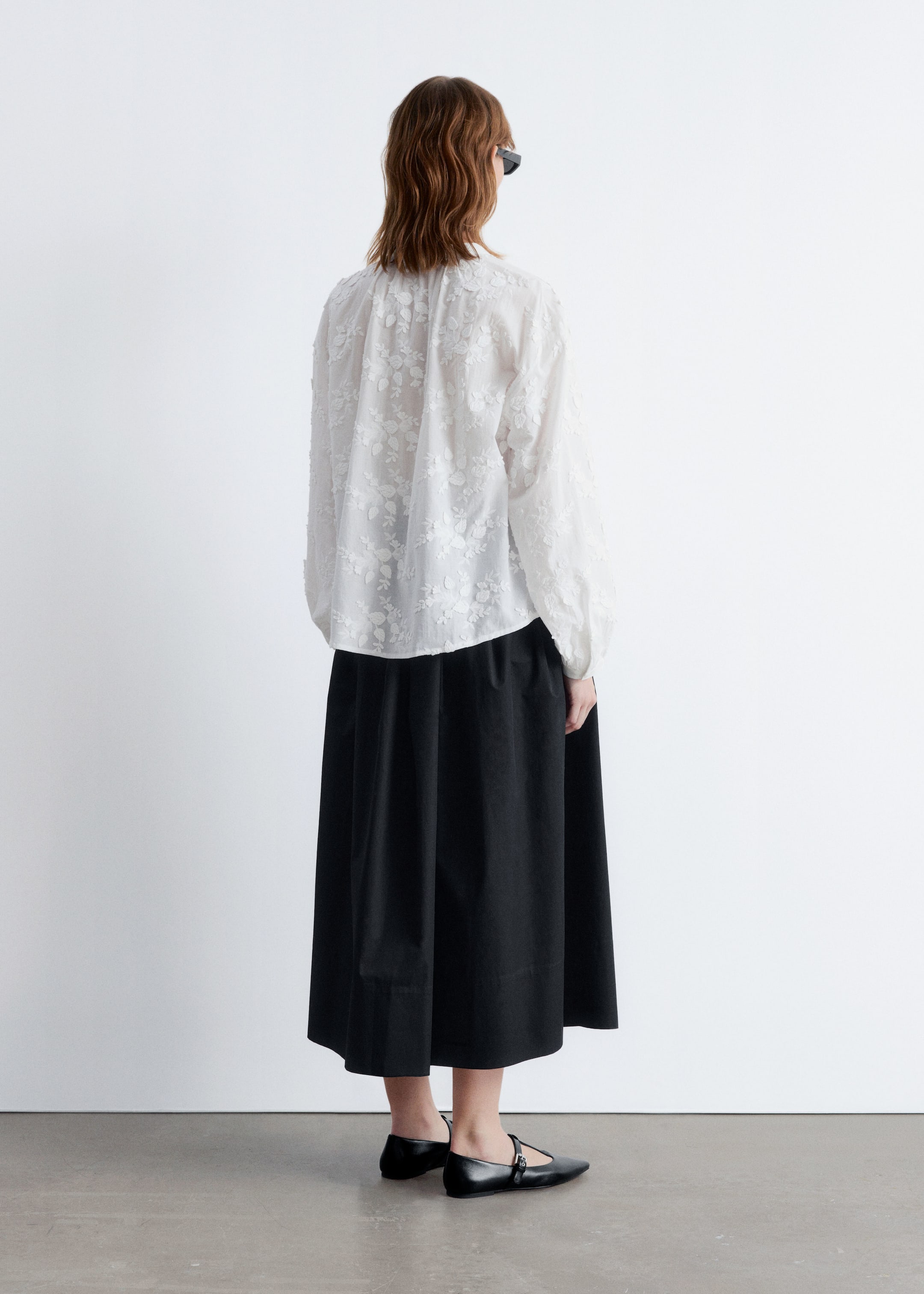 Größeres Bild anzeigen: Voluminöse Bluse mit Blumenapplikation - Weiß - Ladies | H&M AT 5