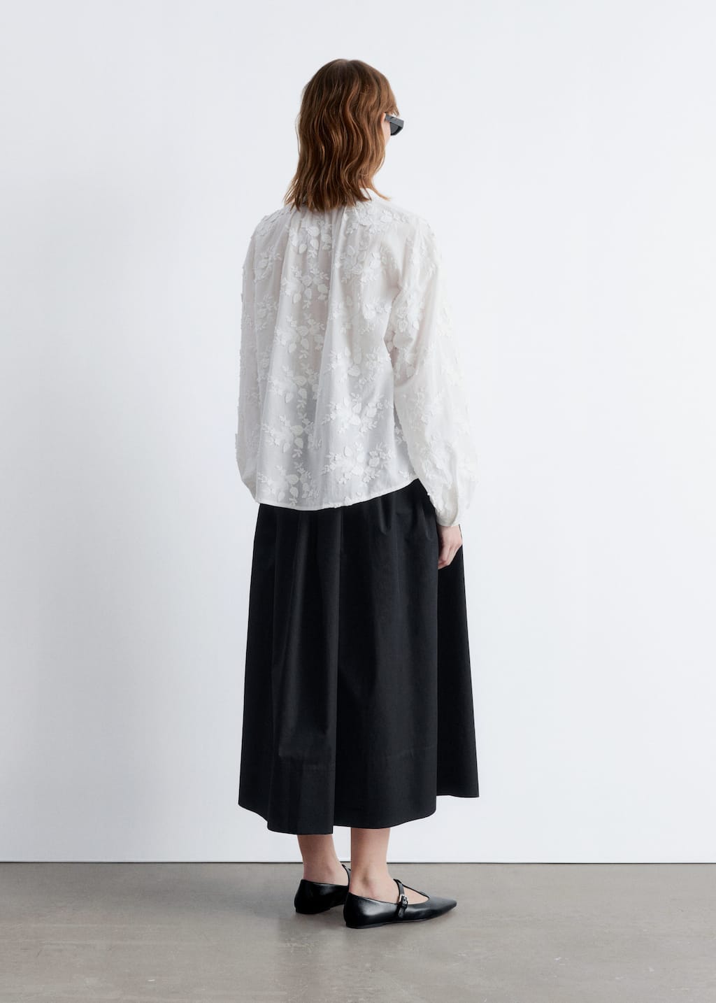Image of Blusa voluminosa con apliques florales