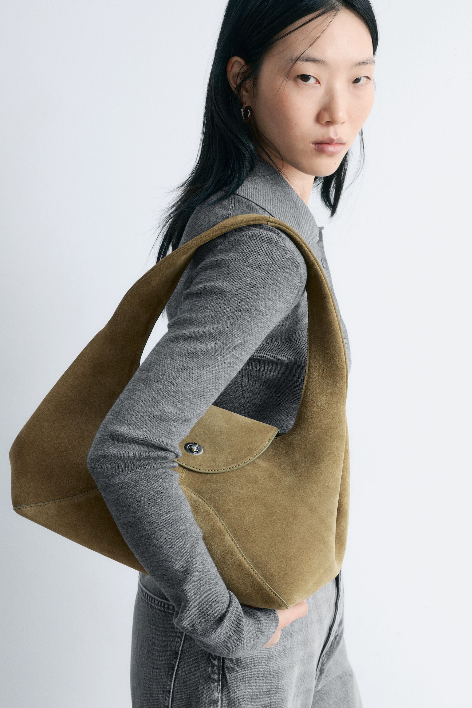 Borsa a spalla curva in pelle scamosciata - Pelle scamosciata verde kaki/Pelle marrone scuro - 1