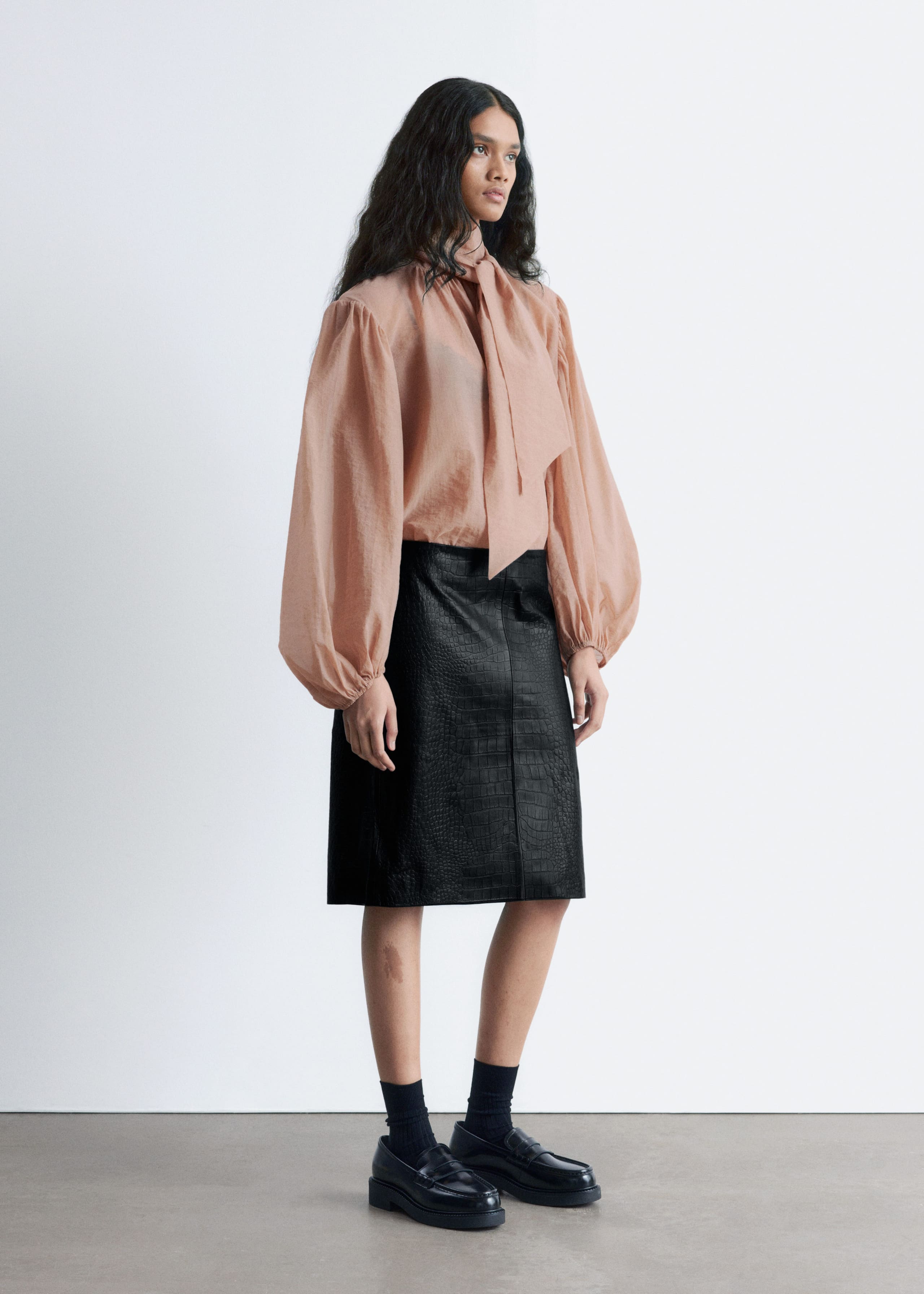 Image of Blusa con mangas abullonadas y detalle de lazo