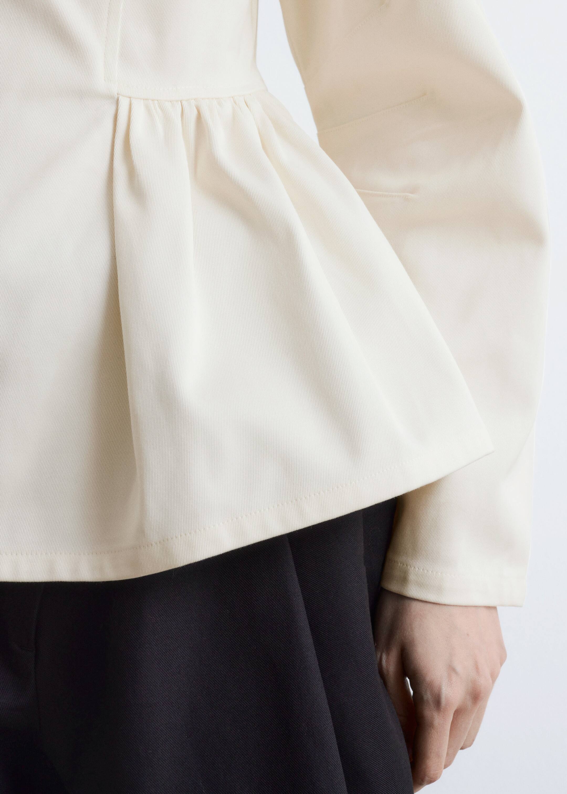 Näytä suurempi kuva: Puuvillapusero peplum-helmalla - Kerma - NAISET | H&M FI 2