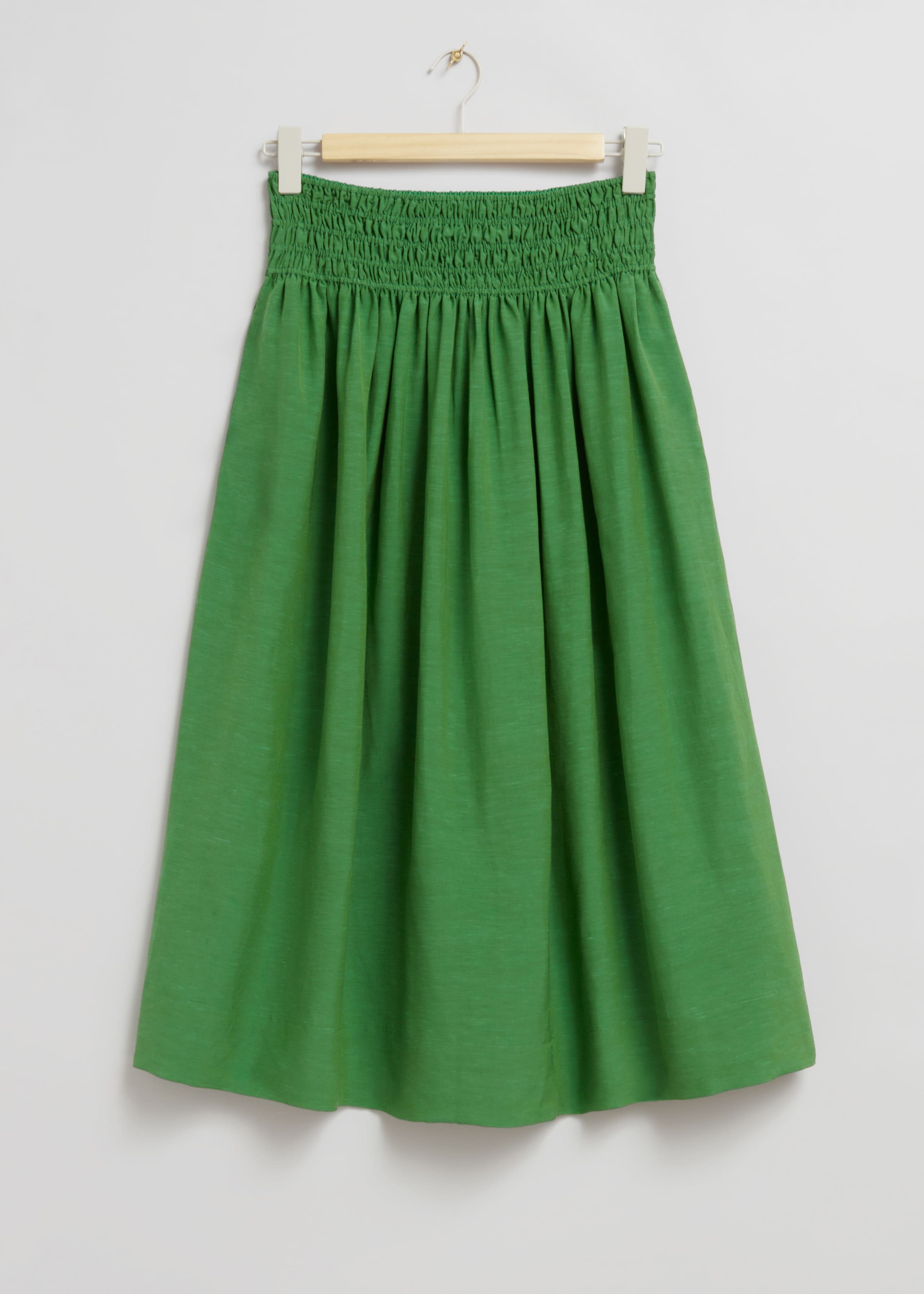 Image of Falda midi con cintura fruncida con nido de abeja