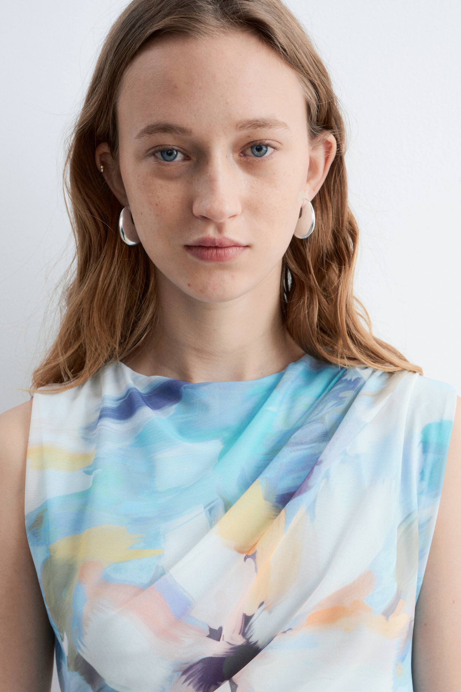 Drapiertes Midikleid ohne Ärmel - Blau/Blumendruck - 8