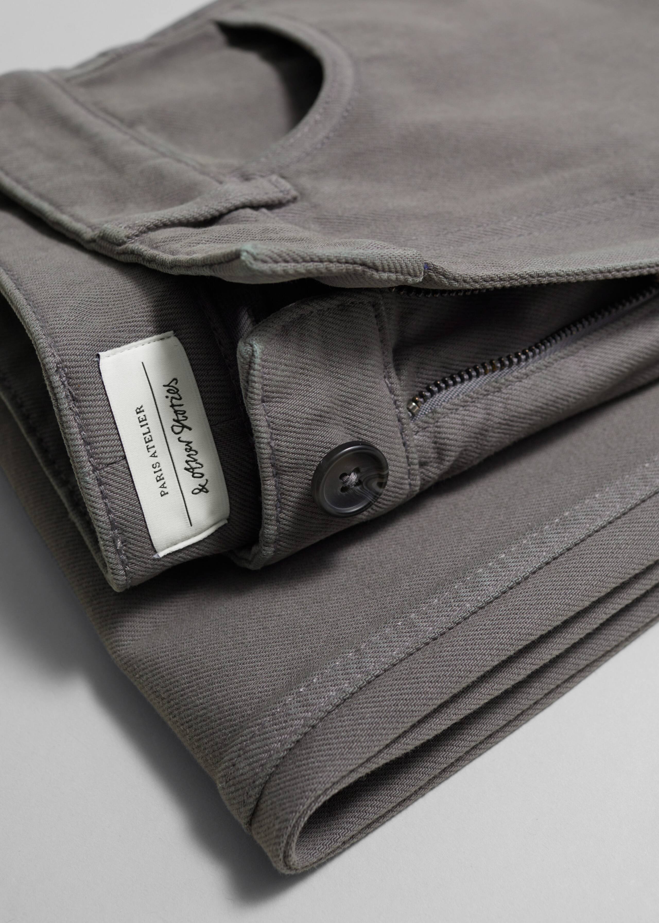 Verkürzte Jeans mit geradem Bein - {{variantName}} - Beschreibendes Detail