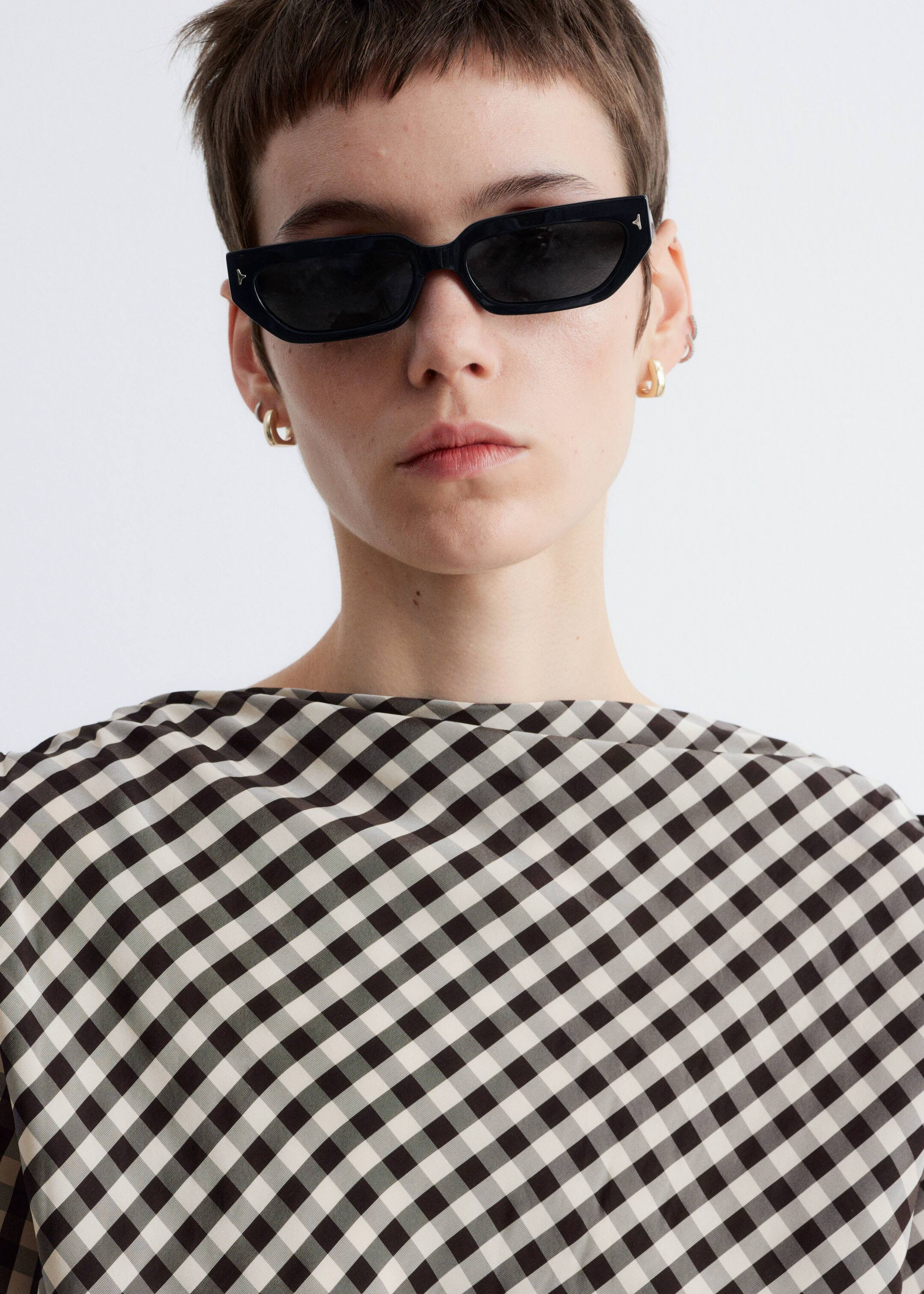 Grotere afbeelding bekijken: Top met trekkoord en boothals - Bruine/witte gingham-ruit - DAMES | H&M BE 2