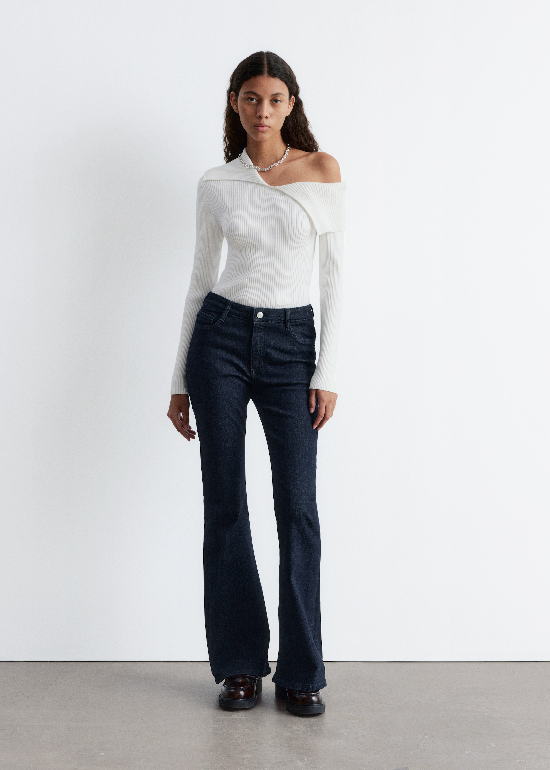 Zobacz większy obraz: Dzianinowy top w prążki z odkrytymi ramionami - Biały - ONA | H&M PL 1