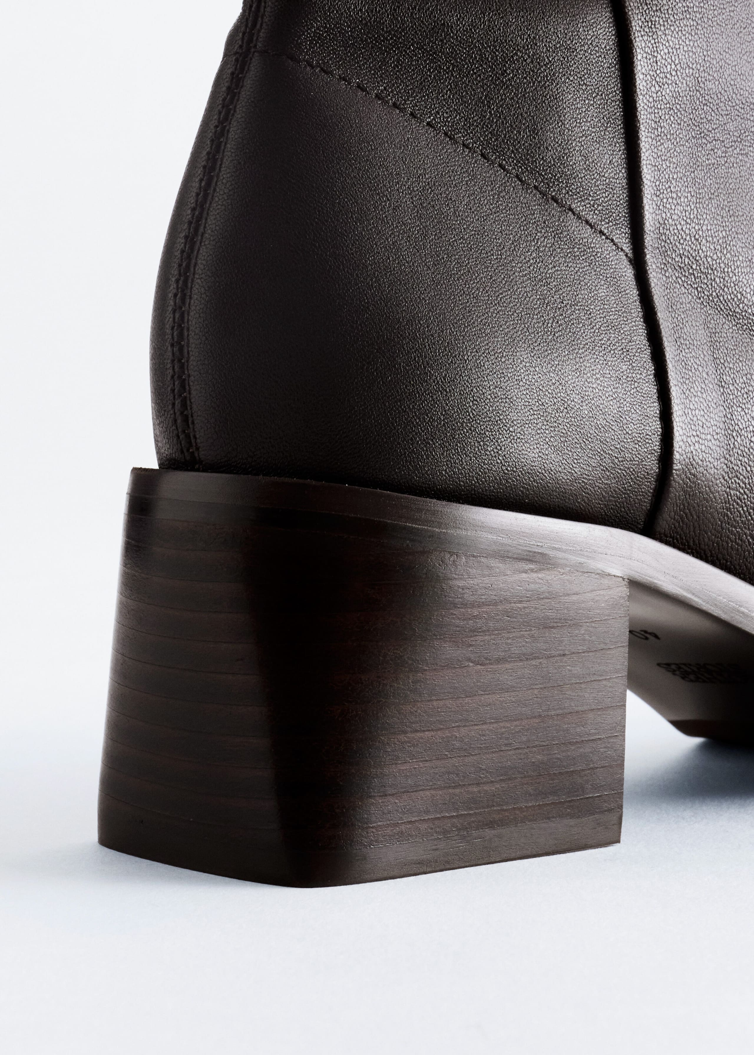 Stiefeletten aus Leder - {{variantName}} - Beschreibendes Detail