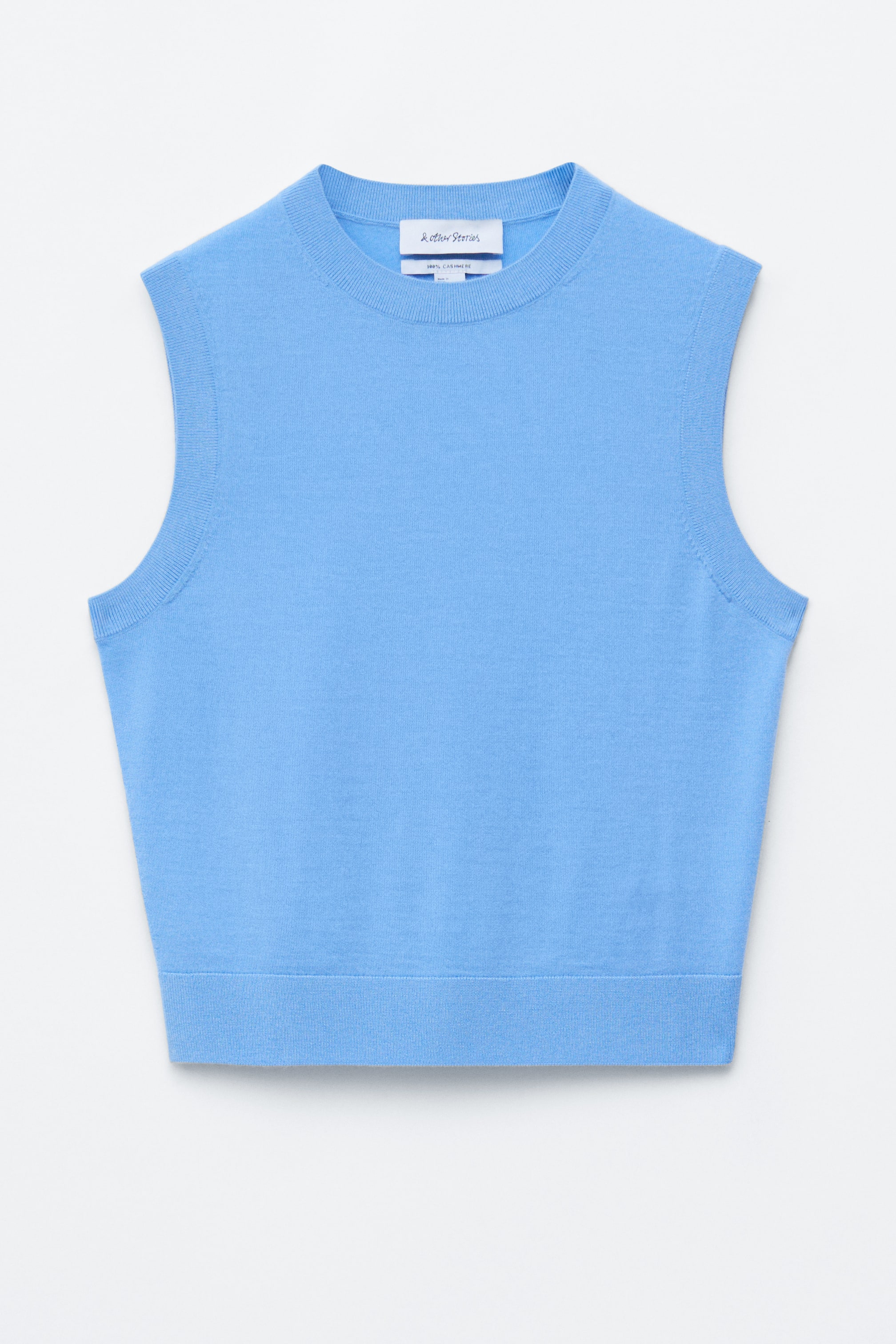 Se større billede: En lyseblå, fint strikket cashmere sweater vest præsenteres FORFRA, med en lige silhuet og ribstrikkede kanter ved rund hals, ærmegab og kant.