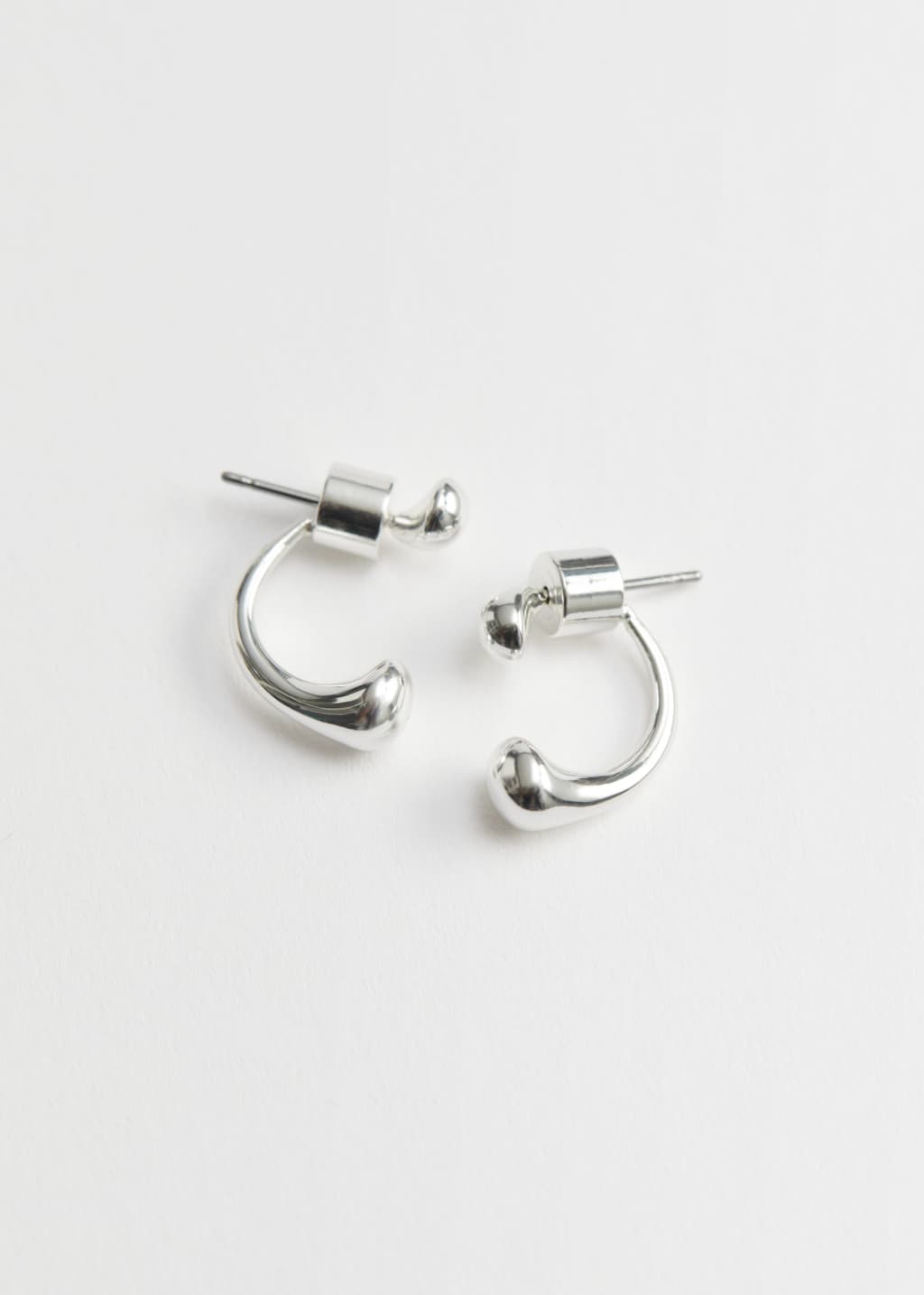 Ohrstecker mit rundem Hanteldesign - Silber - Stillleben