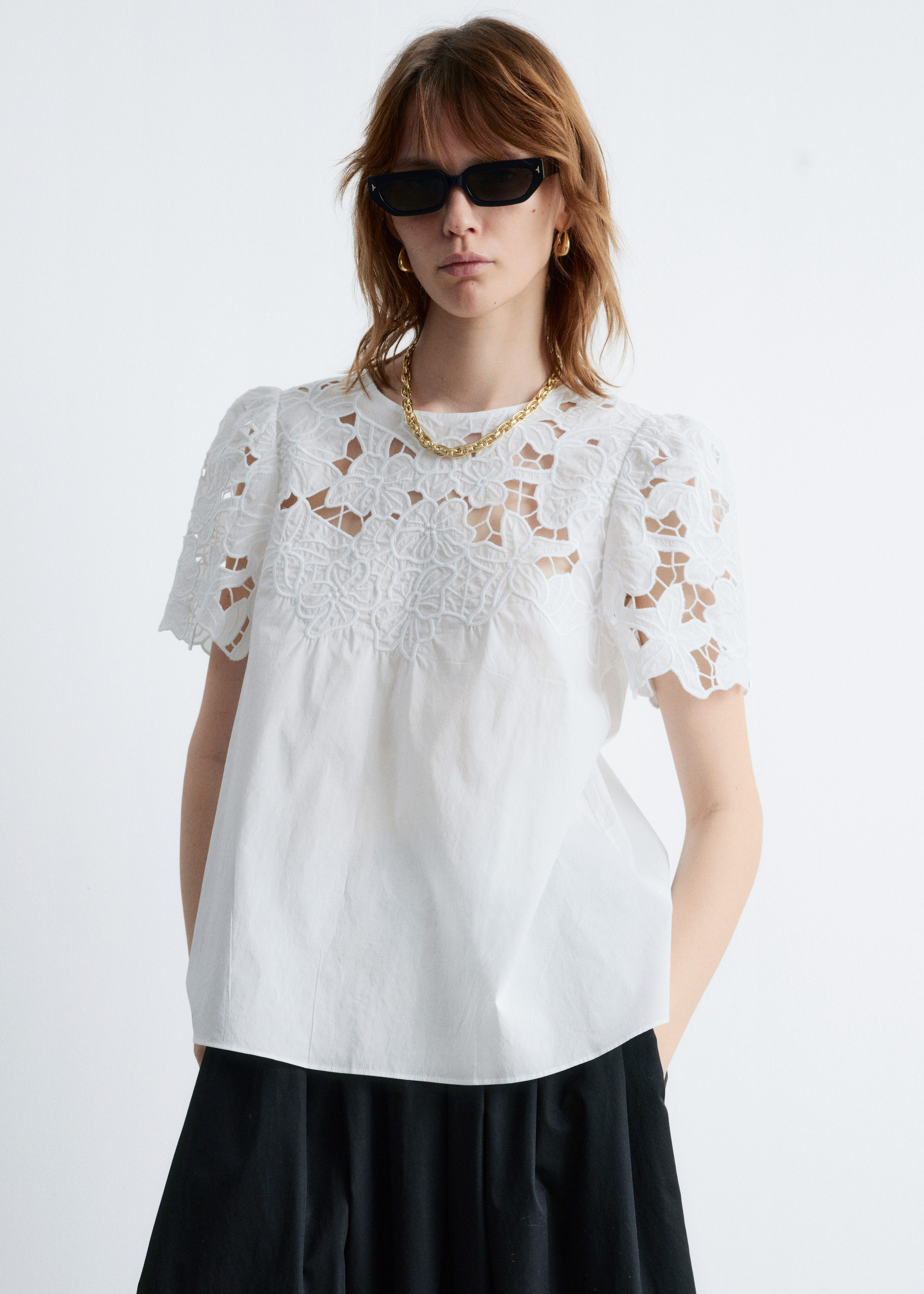 Image of Blusa de manga corta con bordado floral