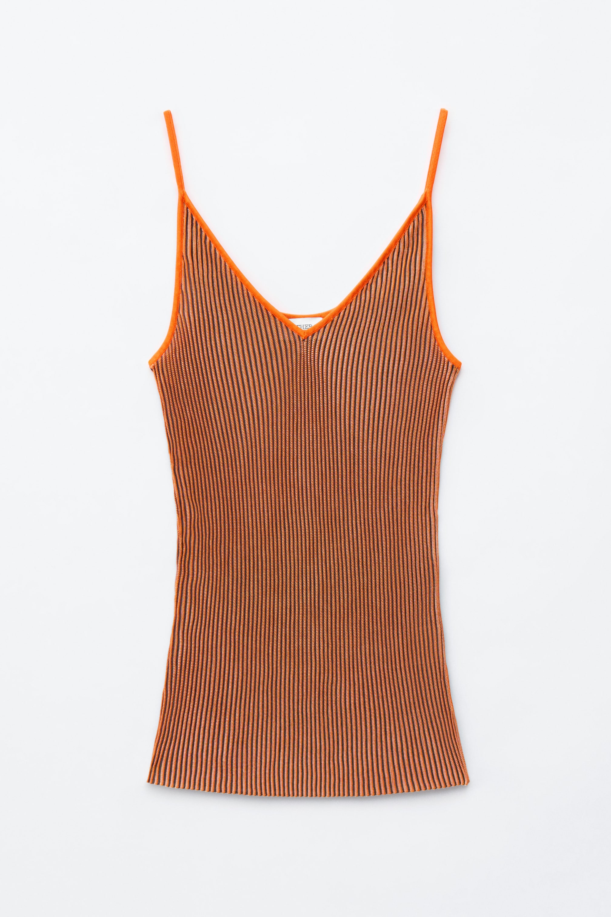 Se større billede: En orange ribstrikket camisole ligger fladt og viser sin forside med en dyb V-udskæring og slanke skulderstropper, begge kantet i en solid orange. Kroppen af camisolen viser lodrette sorte linjer integreret i den orange ribbede tekstur.