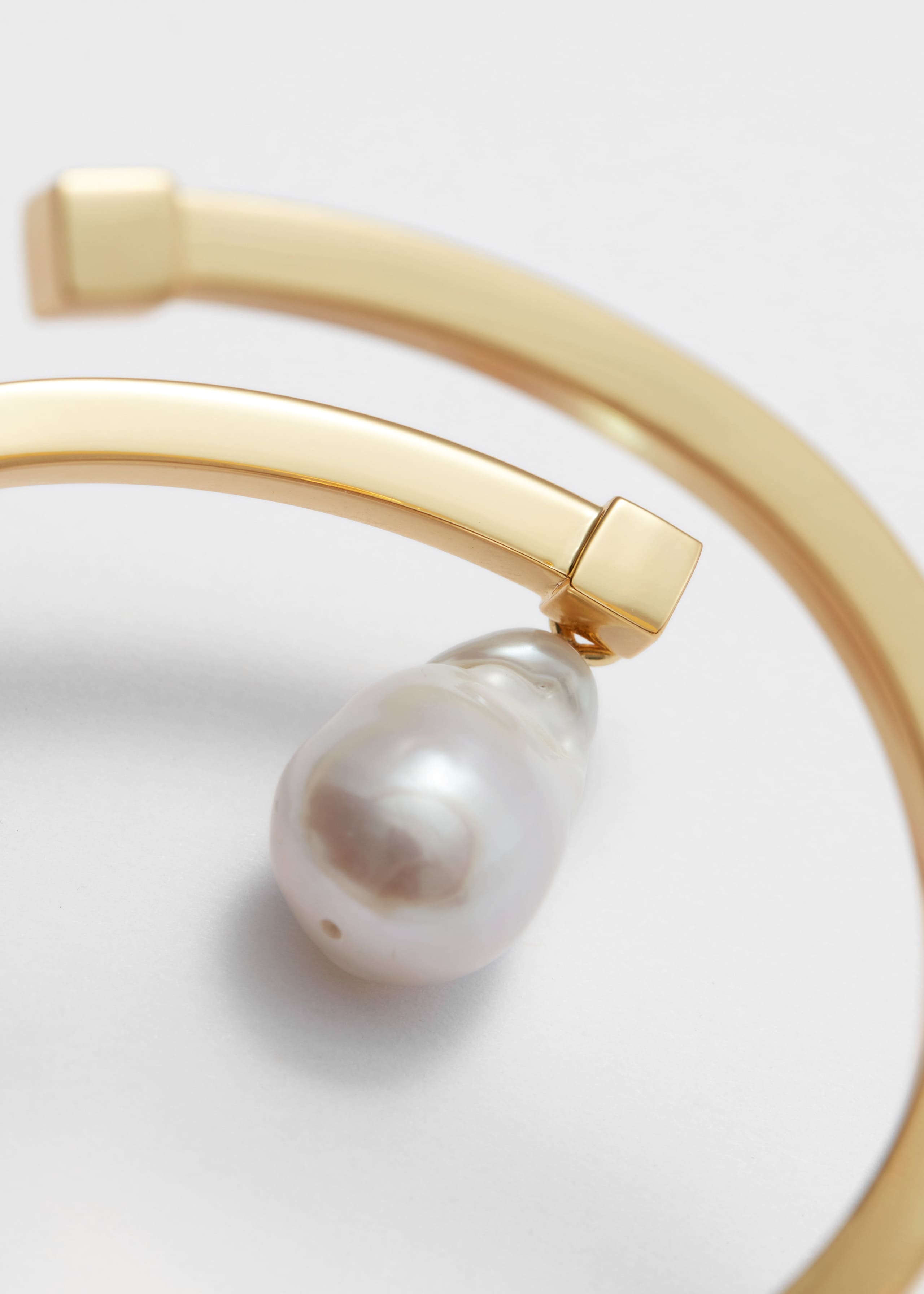 Freshwater Pearl Cuff Bracelet - {{variantName}} - Descriptive Detail