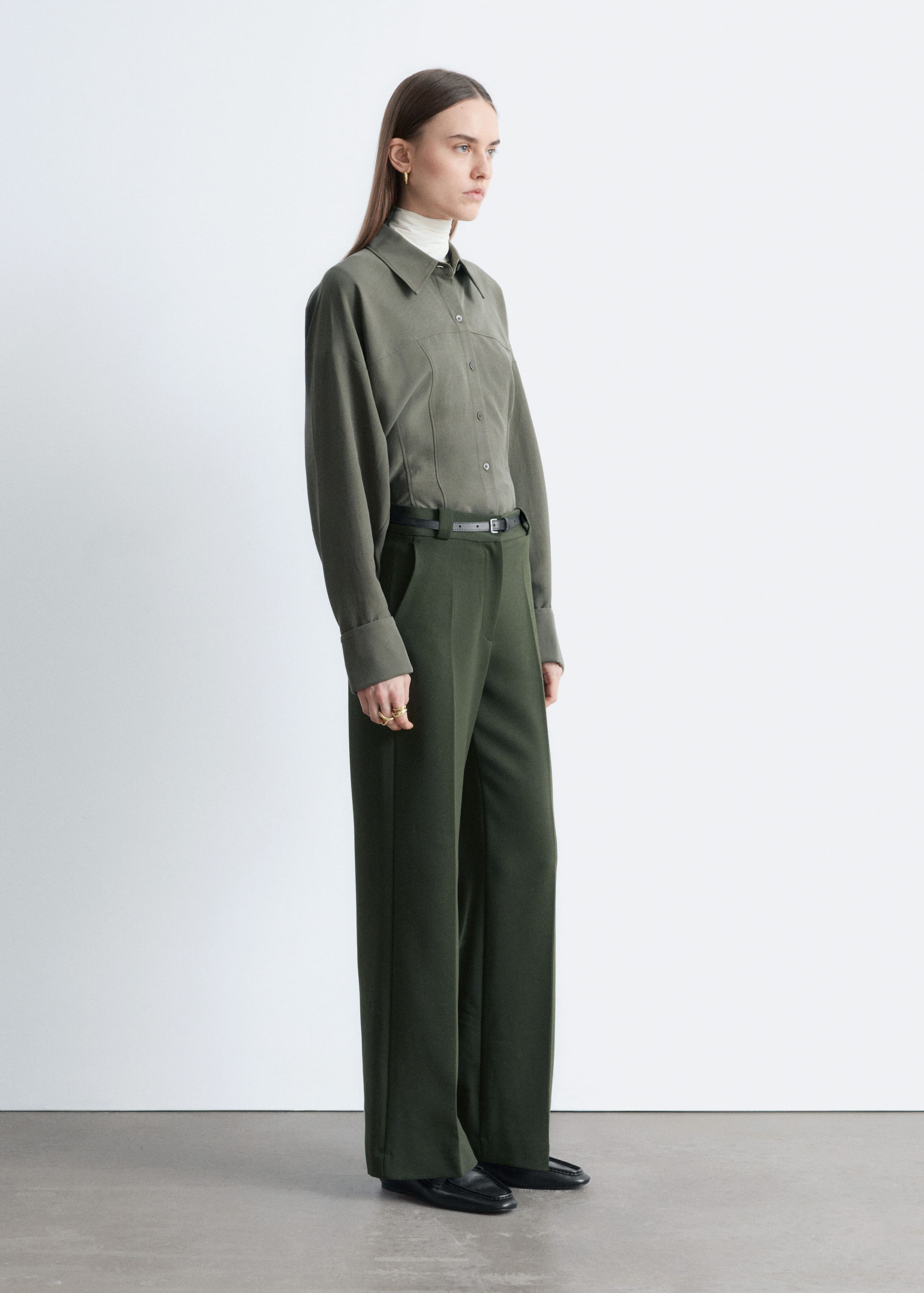 Image of Pantalones anchos con pliegues marcados