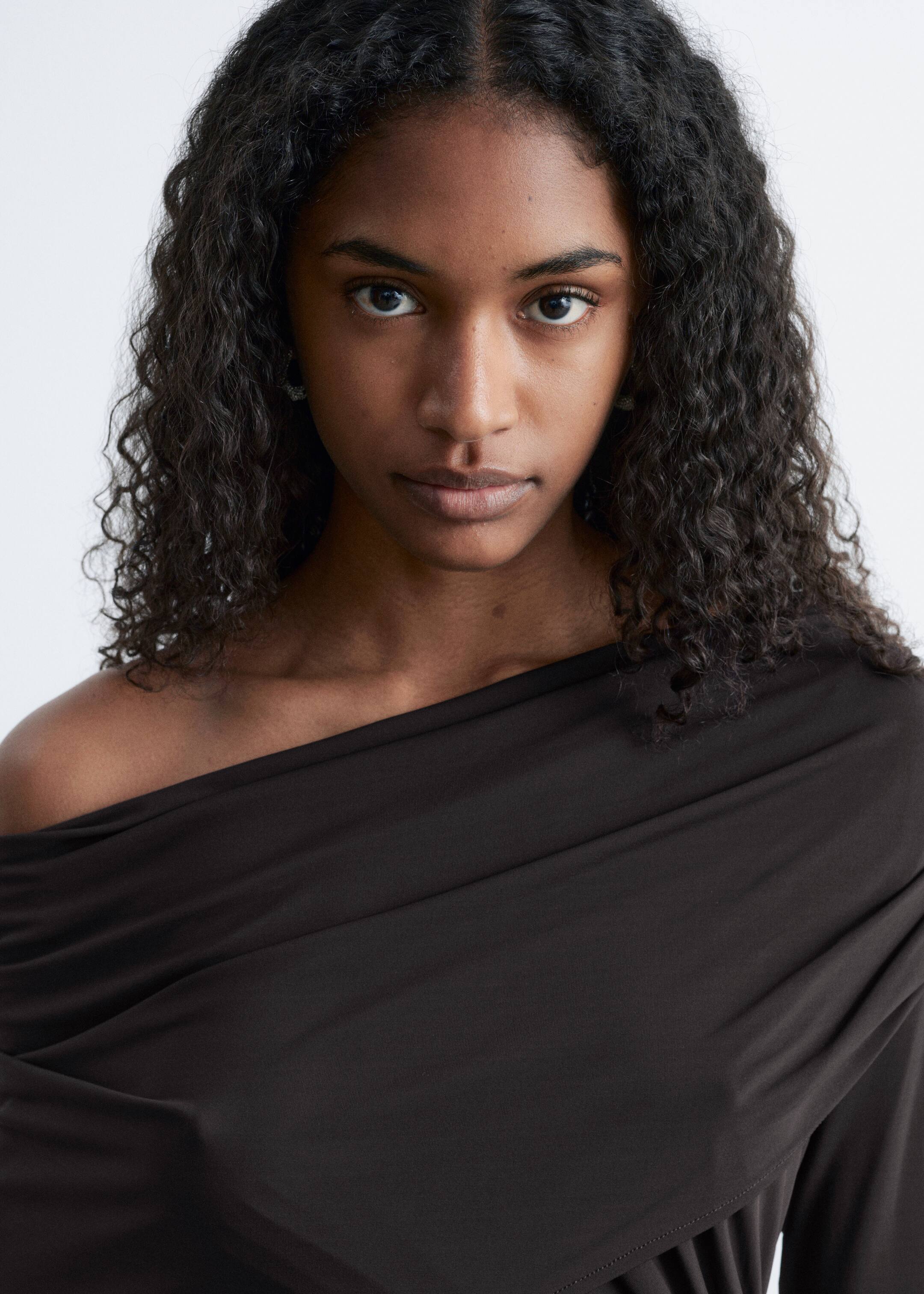 Visa större bild: Draperad midiklänning - Mörkbrun | H&M SE 4