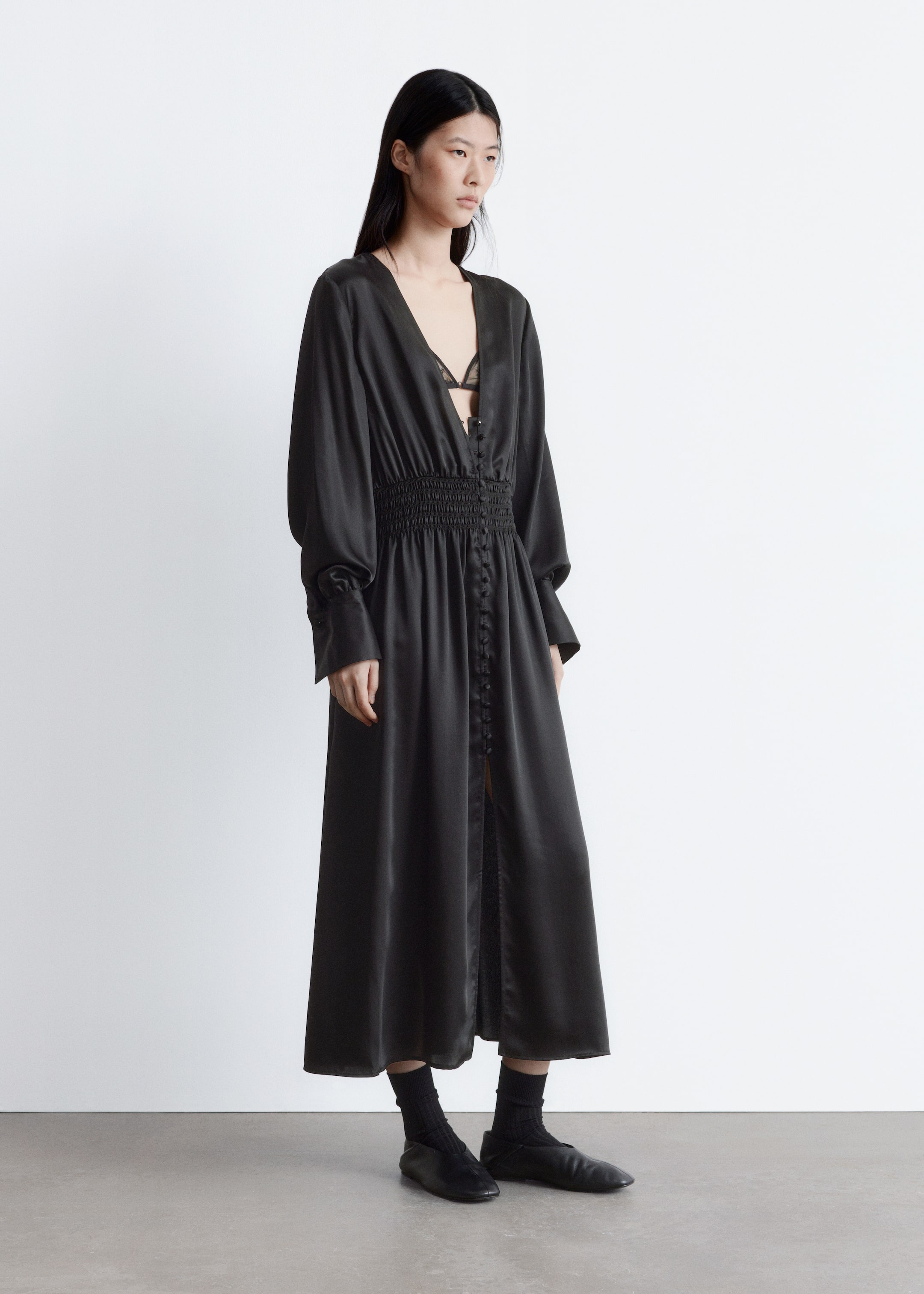 Ver imagen más grande: Vestido camisero midi de satén - Negro - MUJER | H&M ES 1