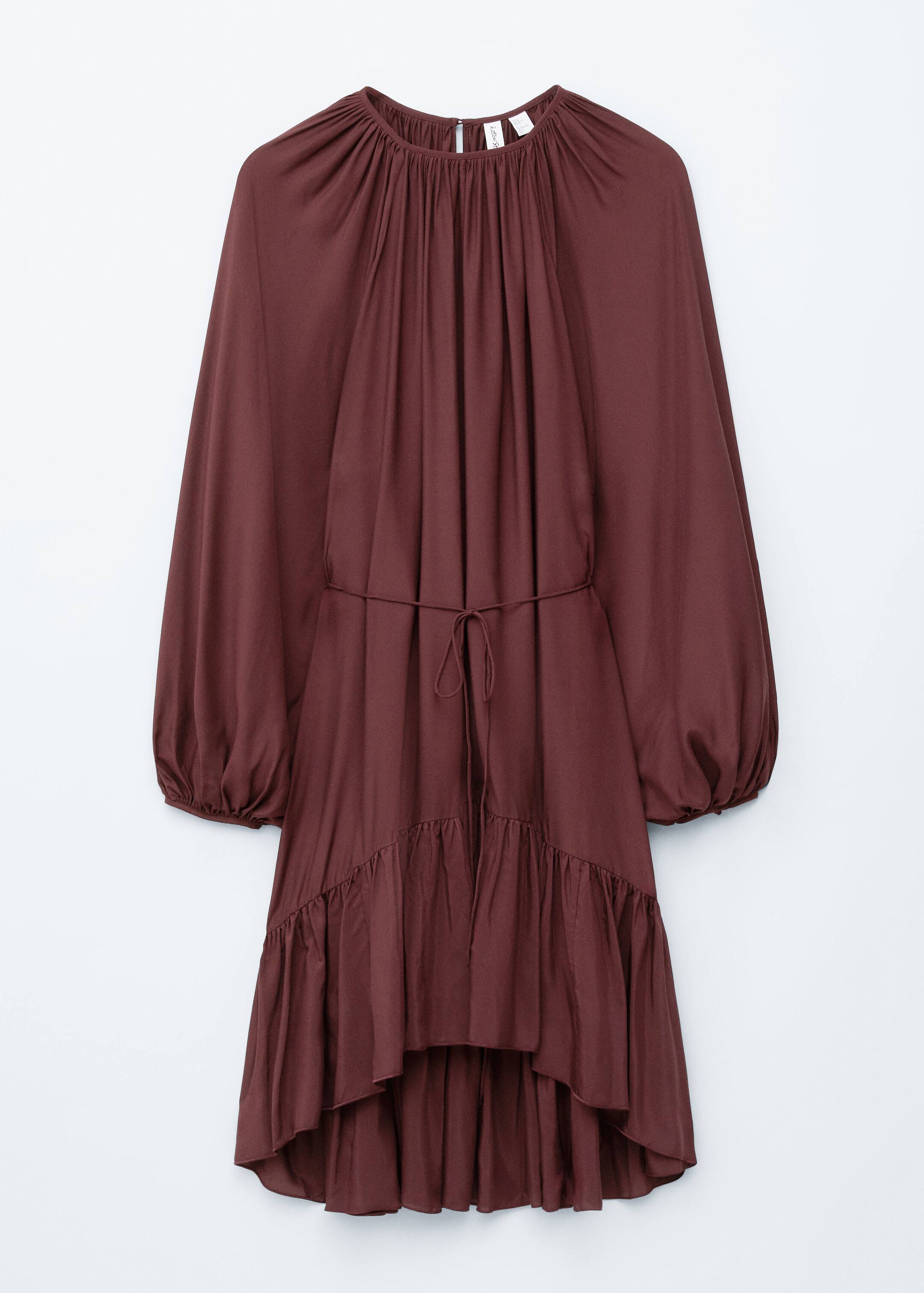 Vezi imaginea mai mare: O rochie mini de culoare maro închis este prezentată din față, având un decolteu rotund cu detalii adunate și mâneci lungi, tip balon, tăiate raglan. O curea subțire leagă talia, iar rochia se termină cu un tiv evazat, asimetric.