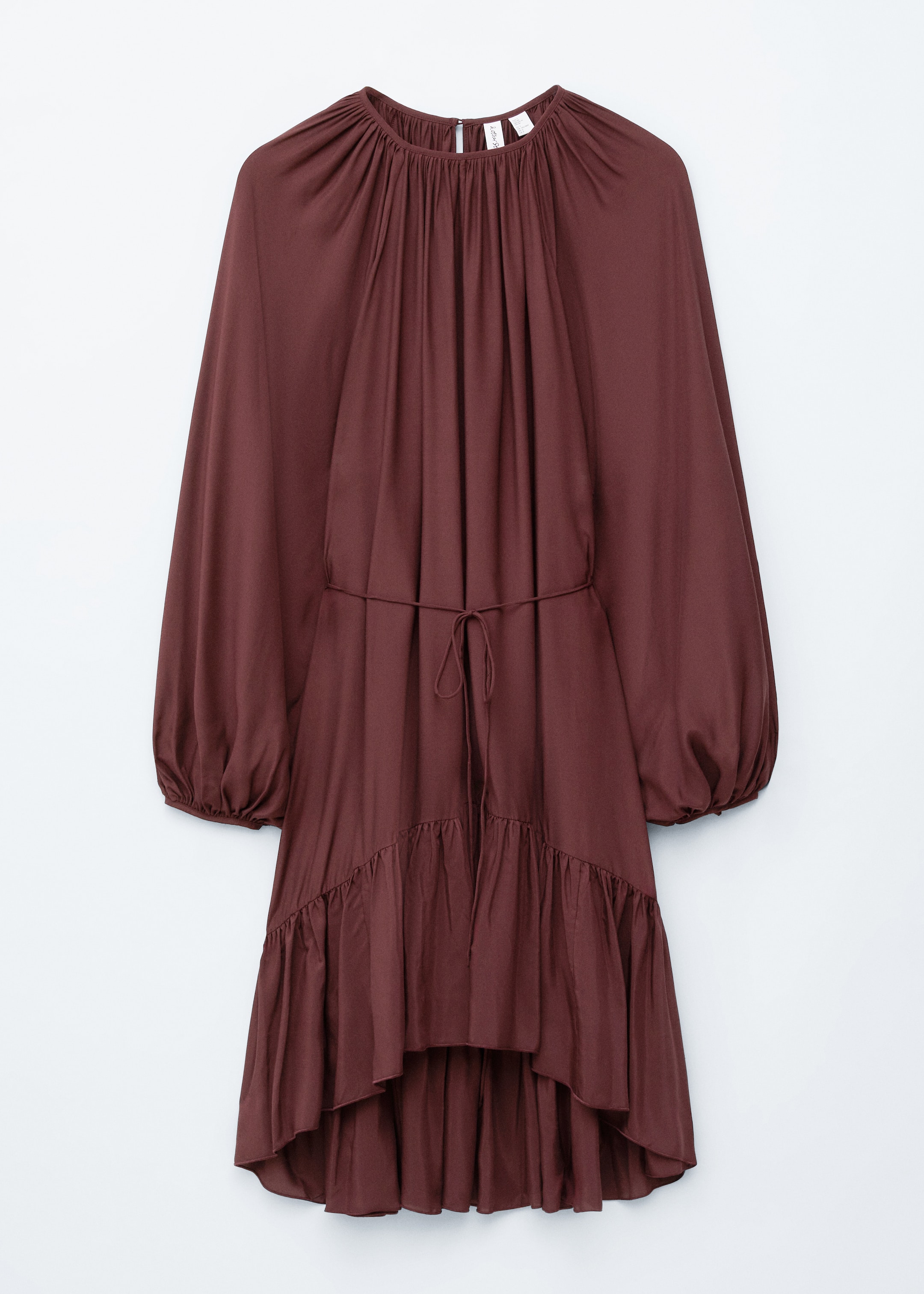 Grösseres Bild ansehen: Ein dunkelbraunes Minikleid wird von vorne präsentiert, mit einem runden Ausschnitt mit gerafften Details und langen, raglan-geschnittenen Ballonärmeln. Ein dünner Bindegürtel betont die Taille, und das Kleid endet mit einem gerüschten, asymmetrischen Saum.