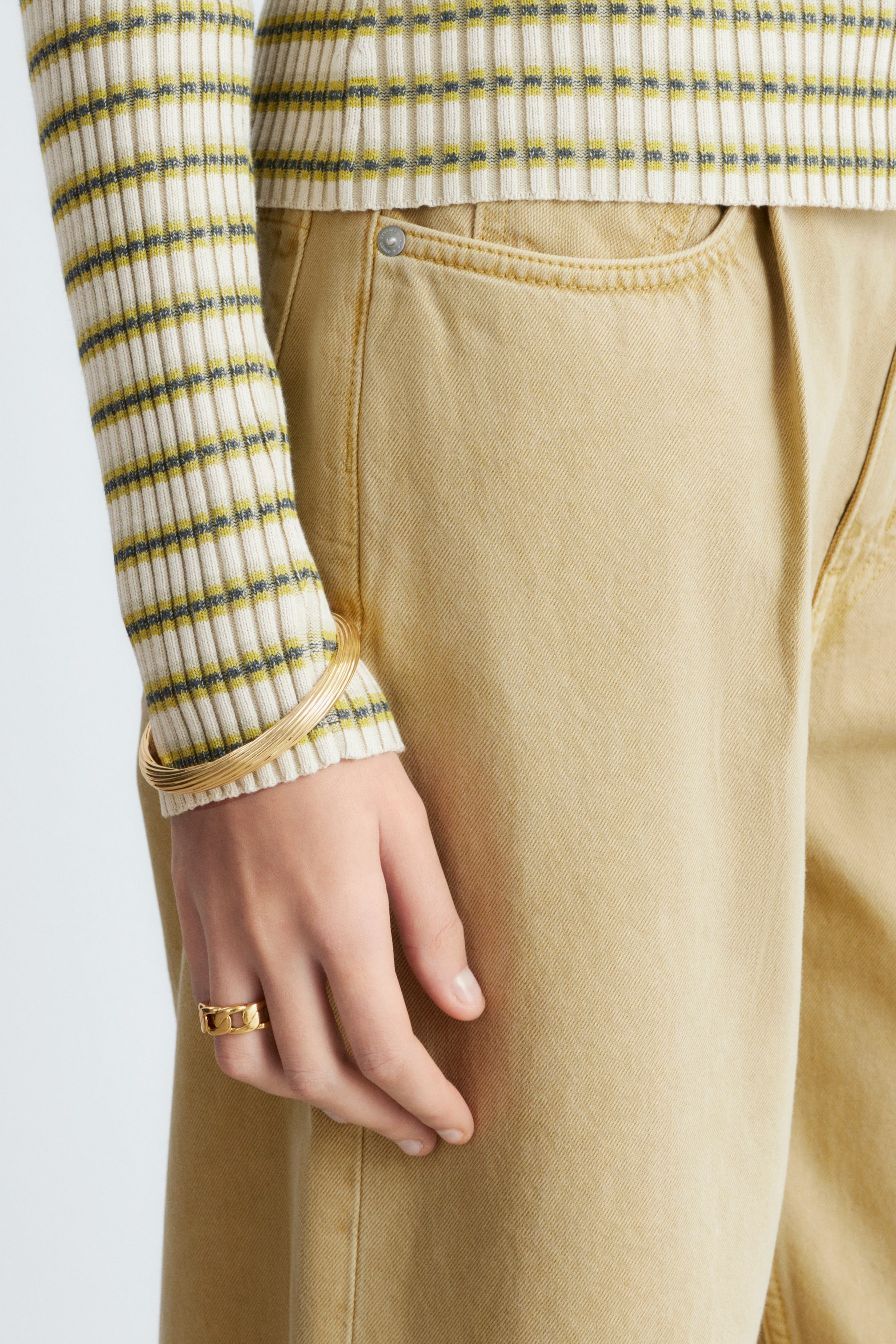 Agrandir l'image: Le haut en maille côtelée à manches longues présente des rayures horizontales en crème, jaune et gris foncé, et est assorti à un pantalon marron clair.