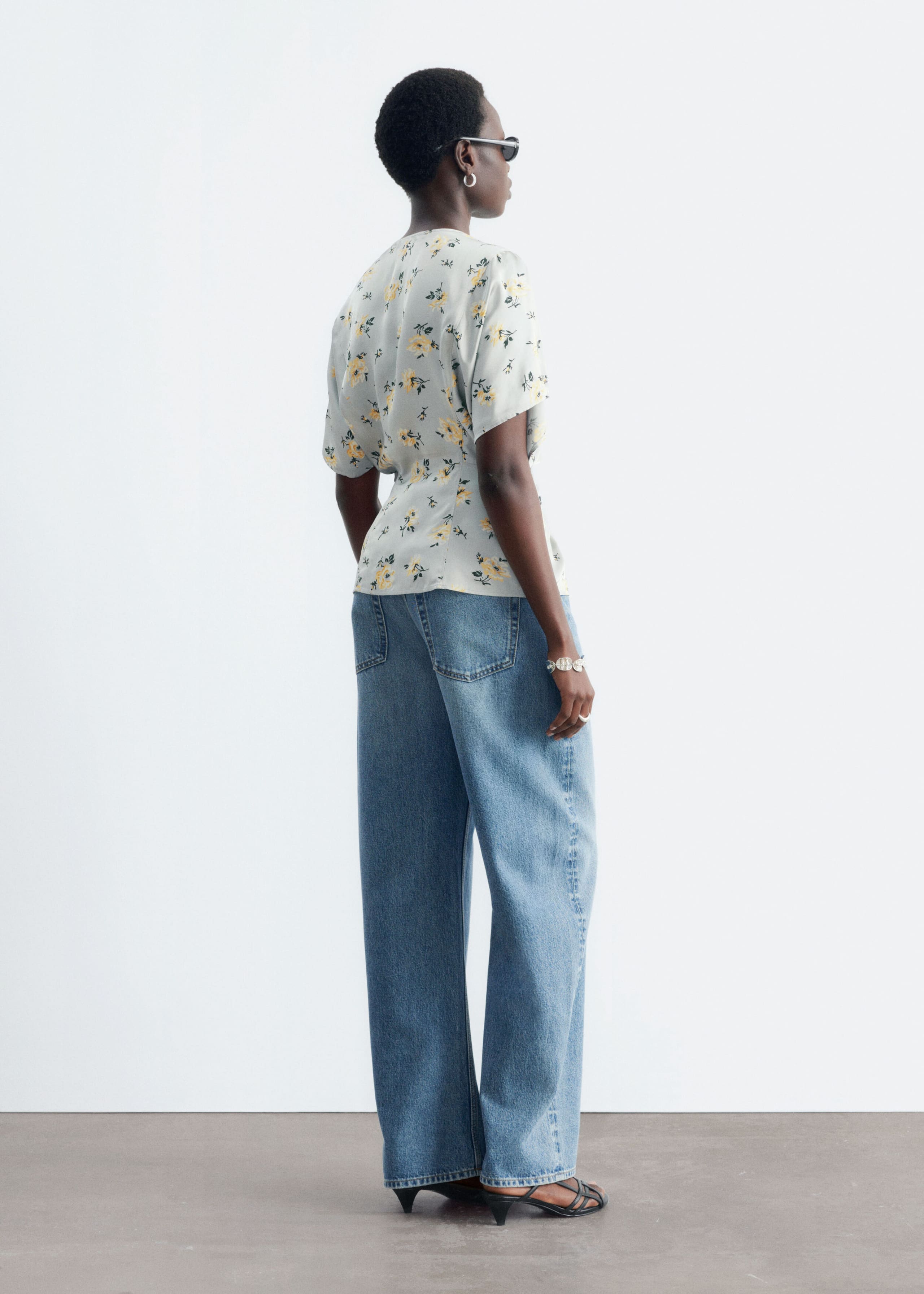 Blouse met gedraaide taille - Grijs/bloemen - Lookbook